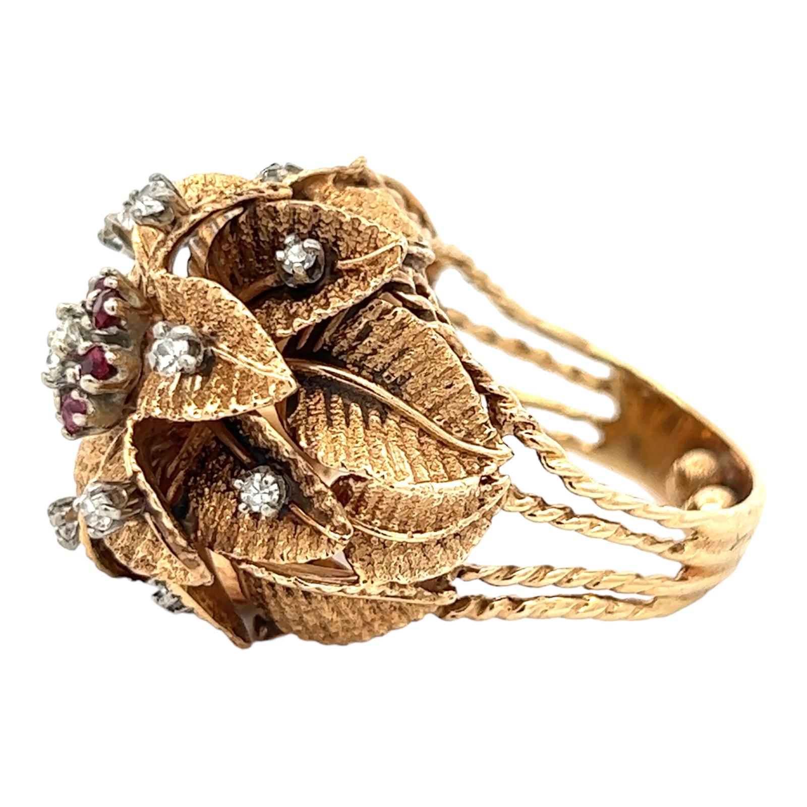 1950er Jahre Rubin Diamant 14 Karat Gelbgold Blume Vintage Cocktail Ring (Retro)