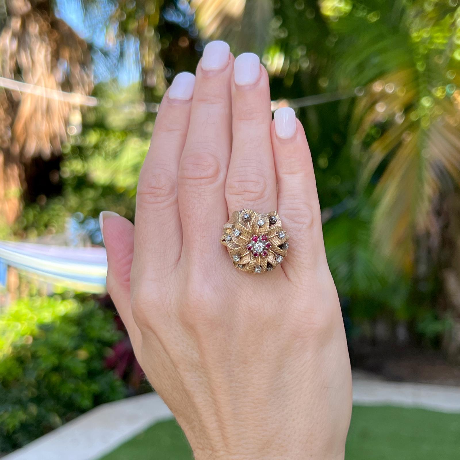 1950er Jahre Rubin Diamant 14 Karat Gelbgold Blume Vintage Cocktail Ring im Zustand „Hervorragend“ in Boca Raton, FL