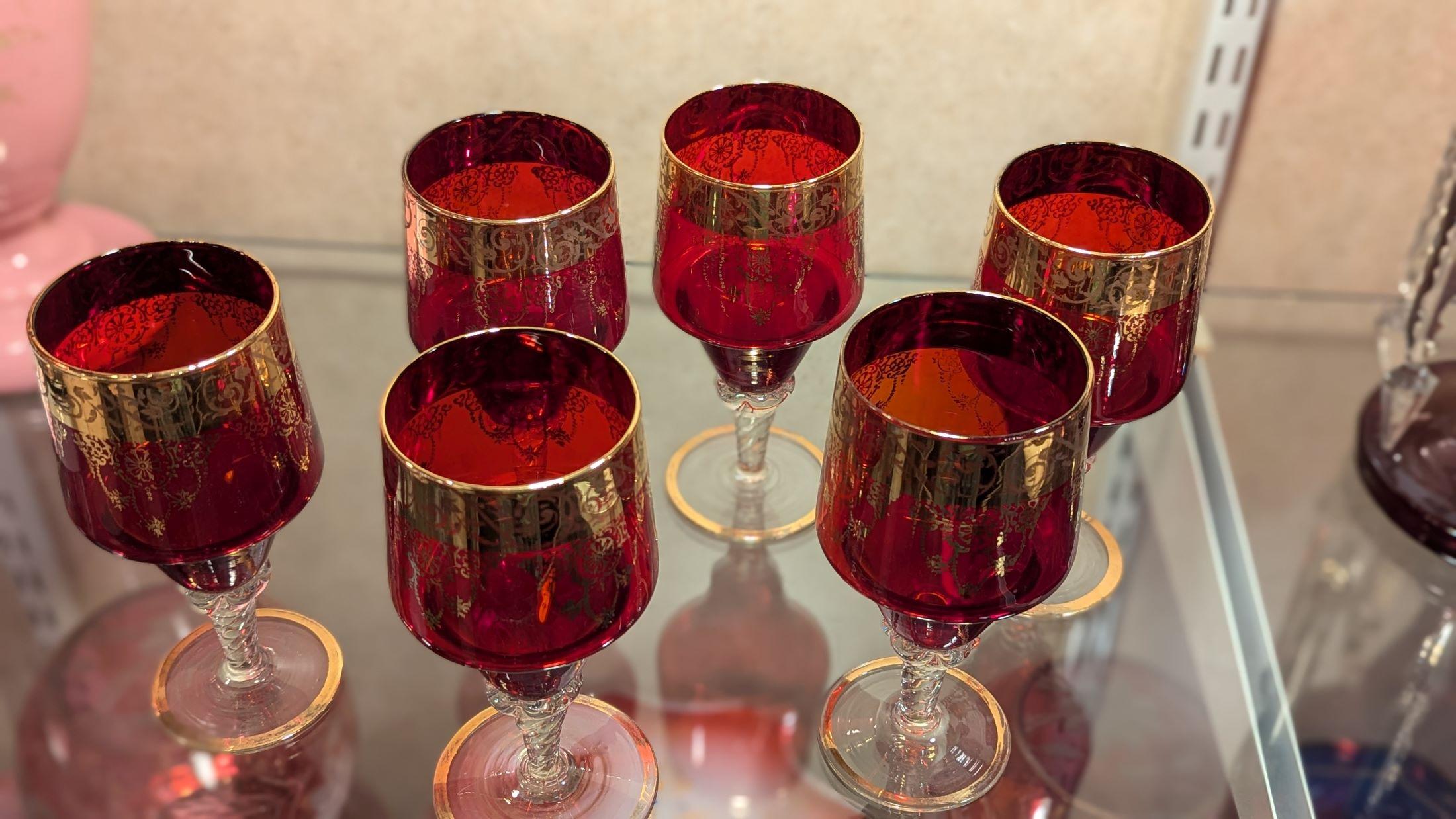 1950er Jahre Rubinrote und goldene Gläser - 6er-Set im Zustand „Gut“ im Angebot in Pueblo, CO
