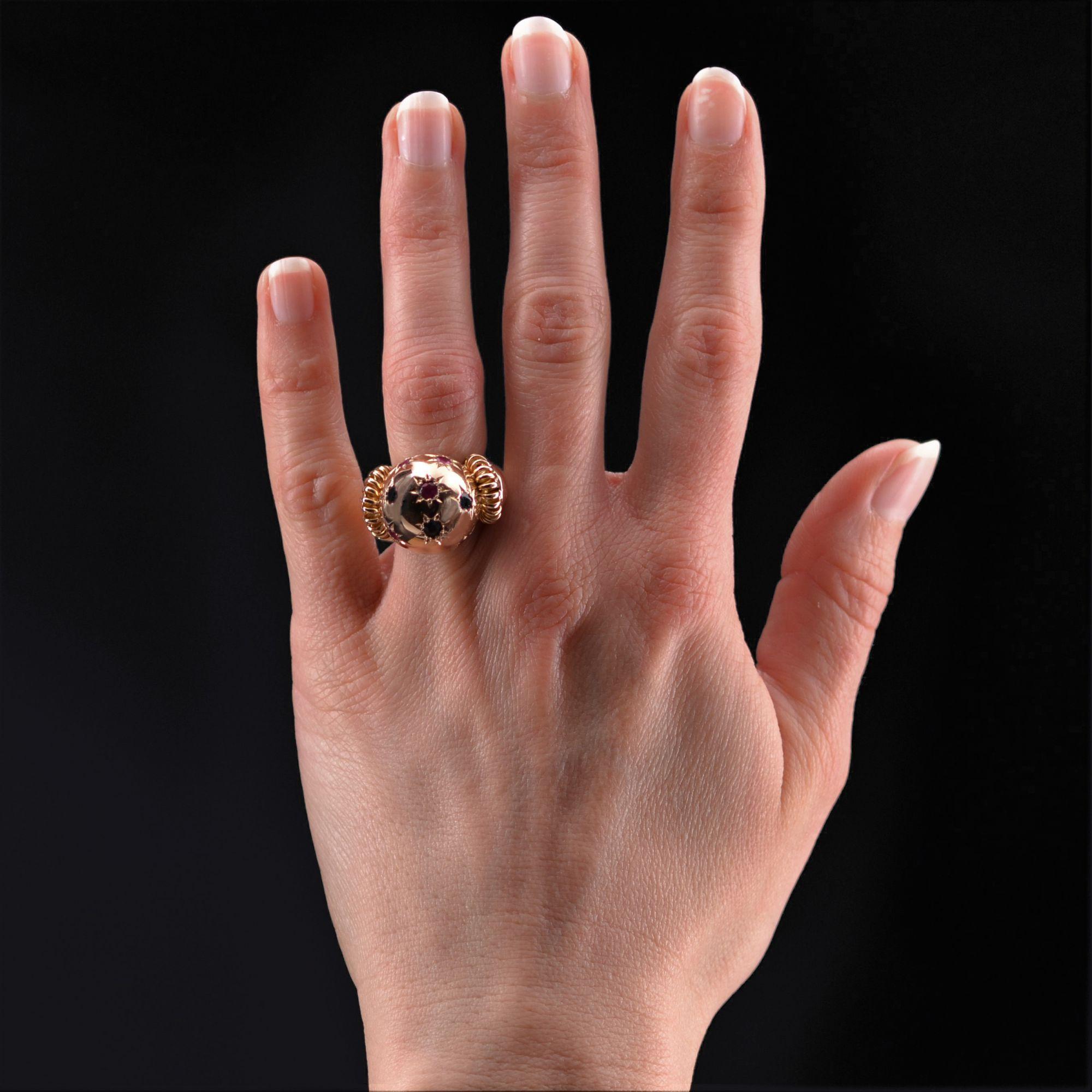 Ring aus 18 Karat Roségold, eigene Punzierung.
Dieser Ring, eine Ikone der 1950er Jahre, ist mit 5 runden Rubinen und 4 runden Saphiren in Sternfassung besetzt. Auf beiden Seiten des Kopfes besteht der Anfang des Rings aus einer durchbrochenen