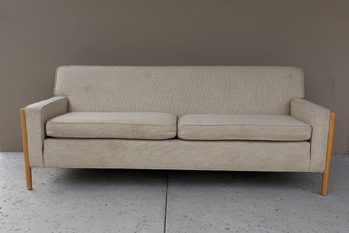 Russel Wright für Conant Ball Sofa, Mid-Century Modern mit Holzarmlehnen, 1950er Jahre im Angebot 4