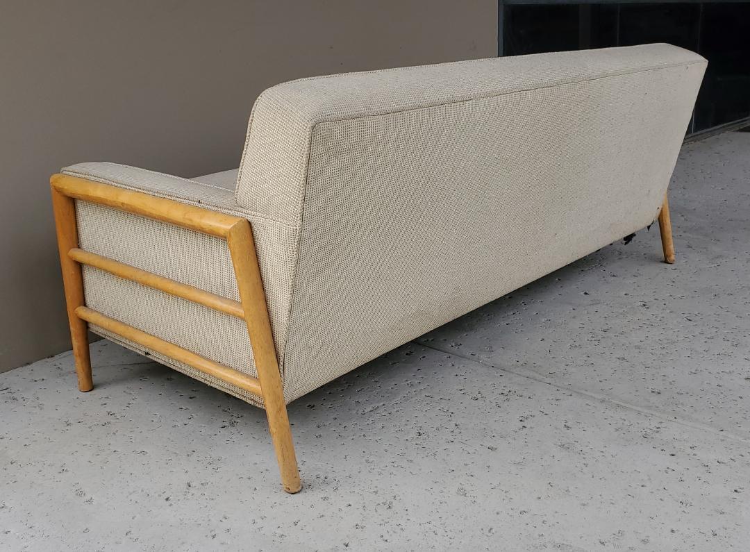 Russel Wright für Conant Ball Sofa, Mid-Century Modern mit Holzarmlehnen, 1950er Jahre im Angebot 6