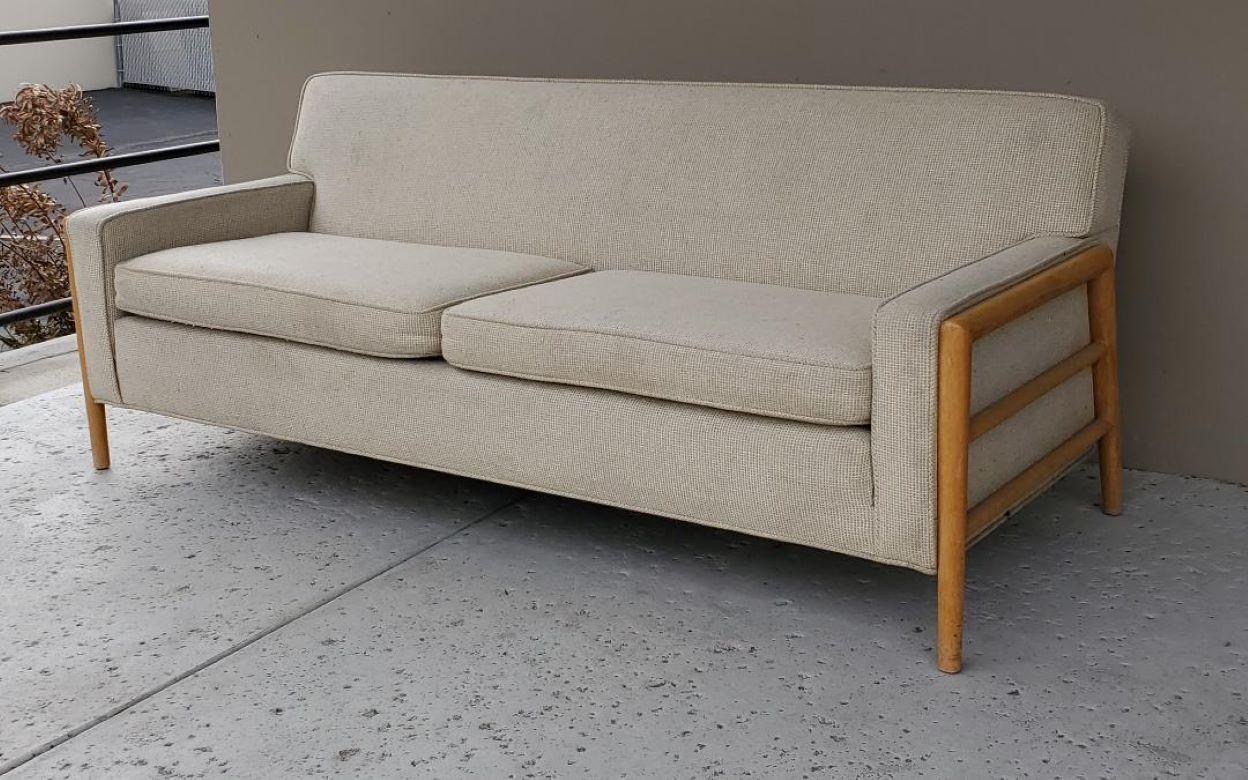 Russel Wright für Conant Ball Sofa, Mid-Century Modern mit Holzarmlehnen, 1950er Jahre im Angebot 8