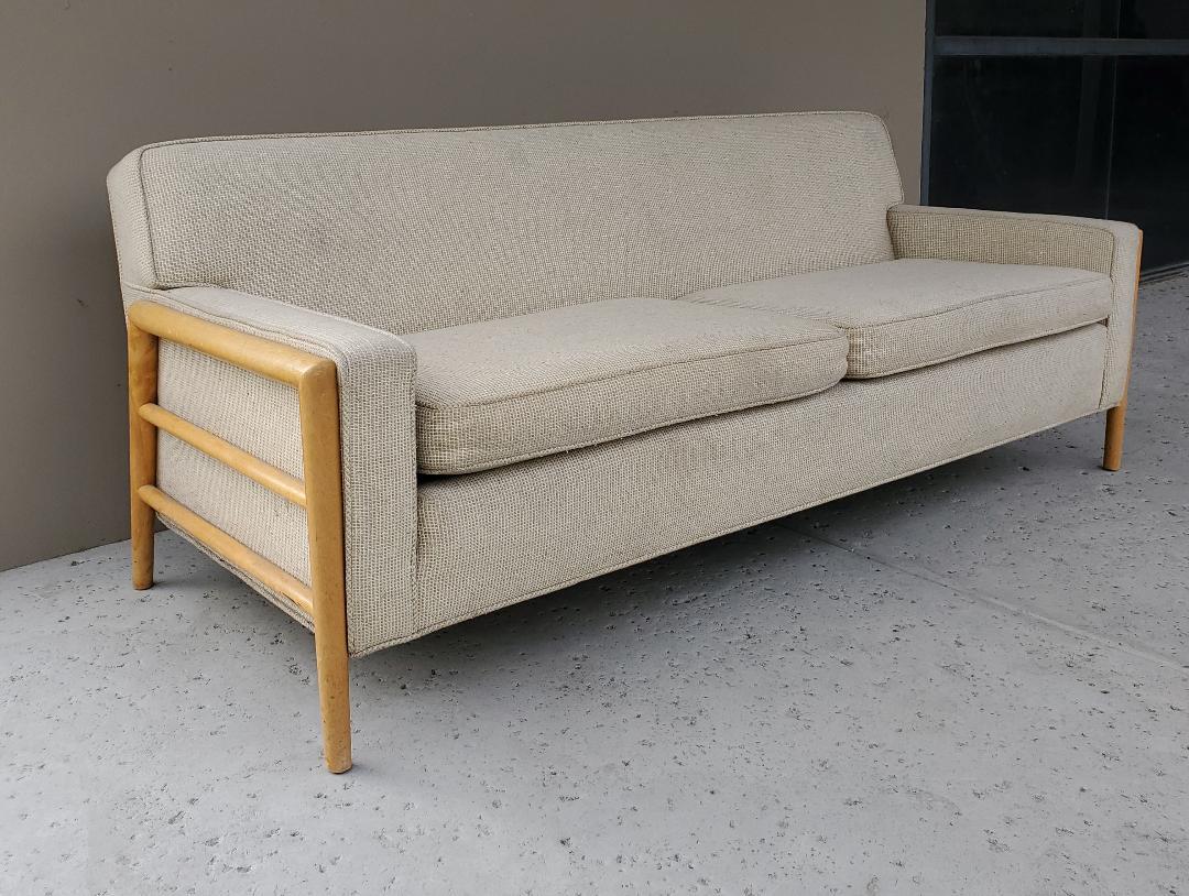 Russel Wright für Conant Ball Sofa, Mid-Century Modern mit Holzarmlehnen, 1950er Jahre im Angebot 10