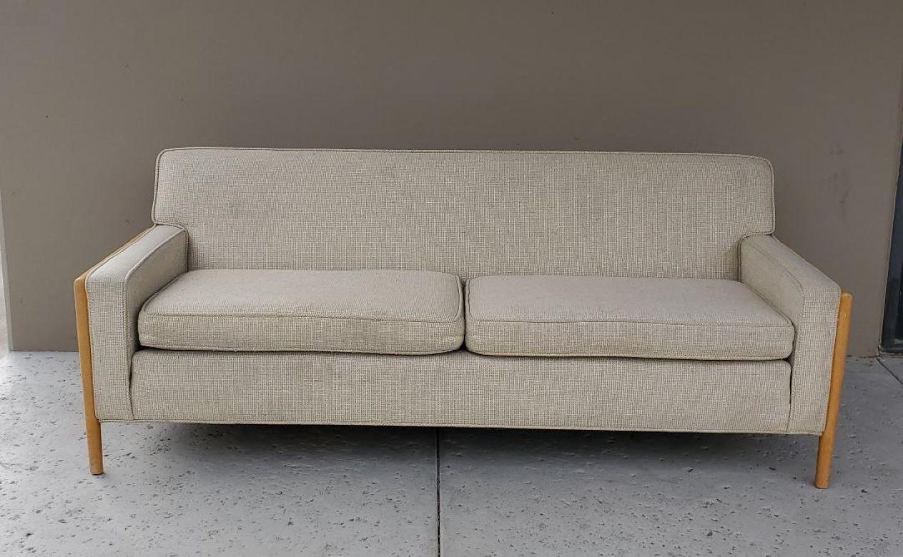 Russel Wright für Conant Ball Sofa, Mid-Century Modern mit Holzarmlehnen, 1950er Jahre im Angebot 11