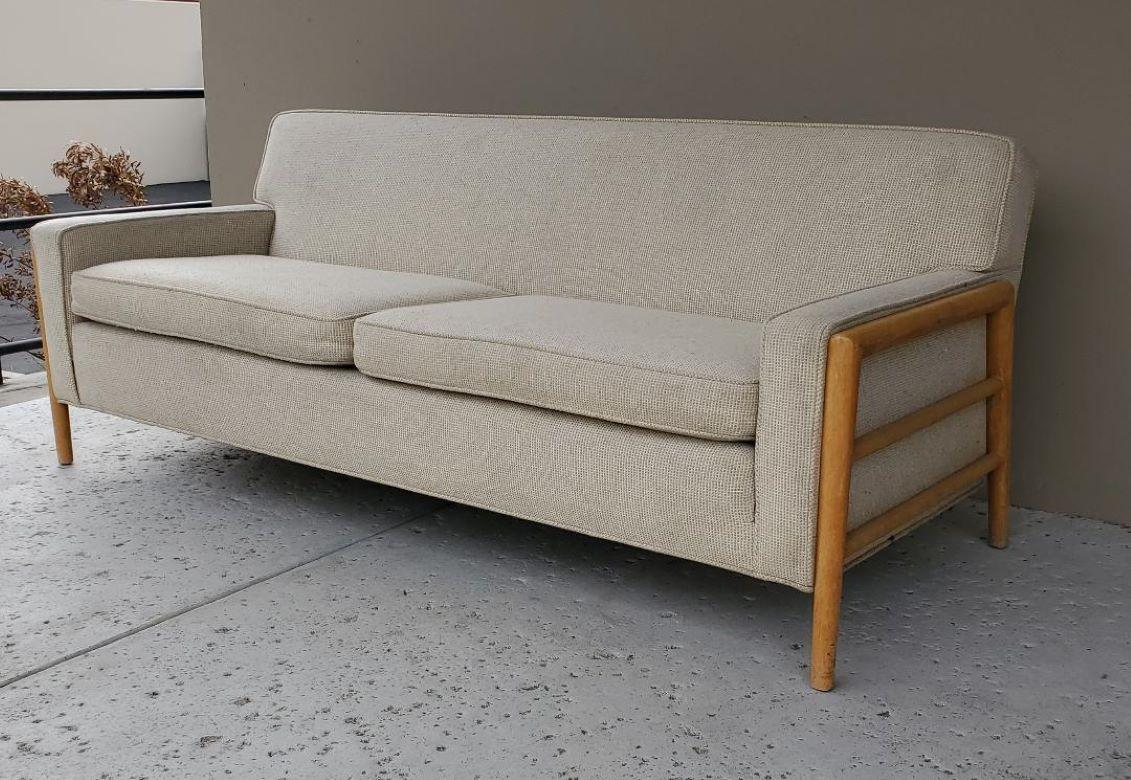 Russel Wright für Conant Ball Sofa, Mid-Century Modern mit Holzarmlehnen, 1950er Jahre (20. Jahrhundert) im Angebot