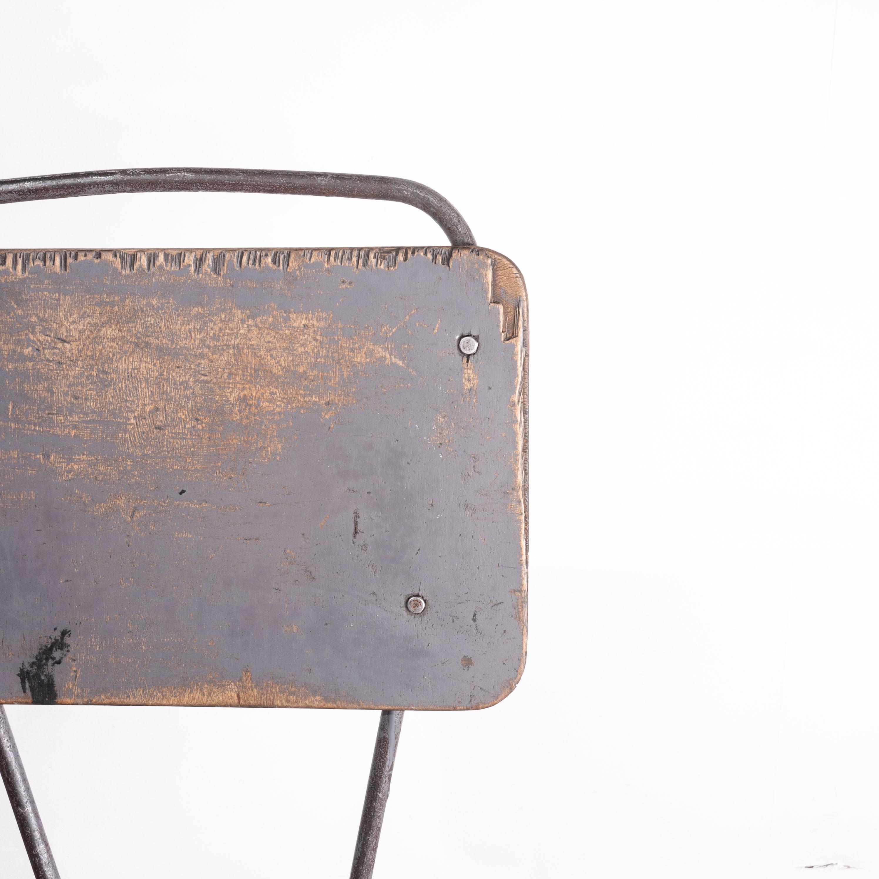 chaise de soudeur industrielle russe des années 1950. Cette chaise a une base incroyablement sur-ingénierie et a eu une vie dure et riche en patine. Le siège mesure 40 cm sur 40 cm et peut être réglé en hauteur de 58 cm à 68 cm grâce à un simple