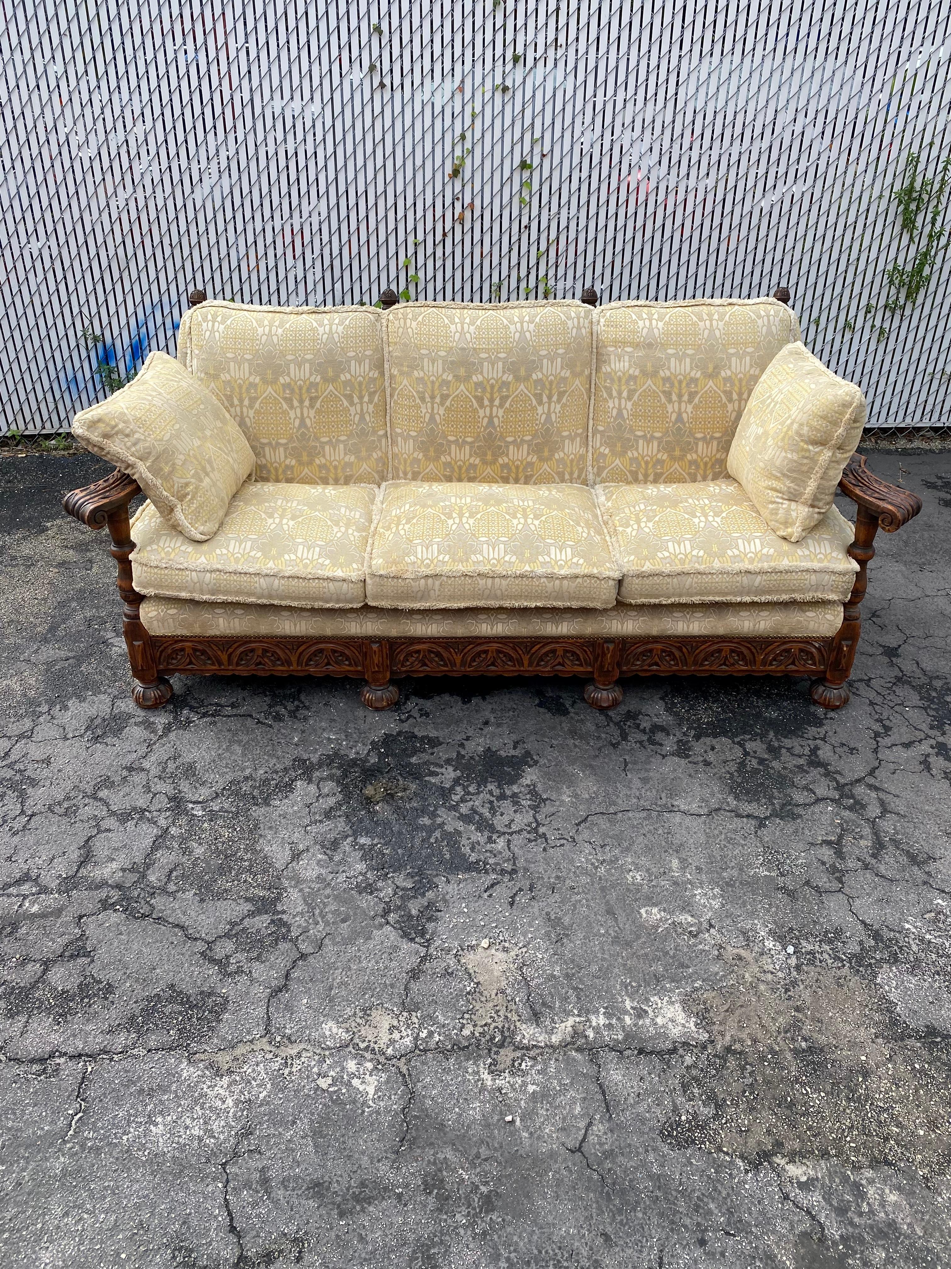 On offer on this occasion is one of the most stunning sofa you could hope to find. This is an ultra-rare opportunity to acquire what is, unequivocally, the best of the best, it being a most spectacular and beautifully-presented sectional.