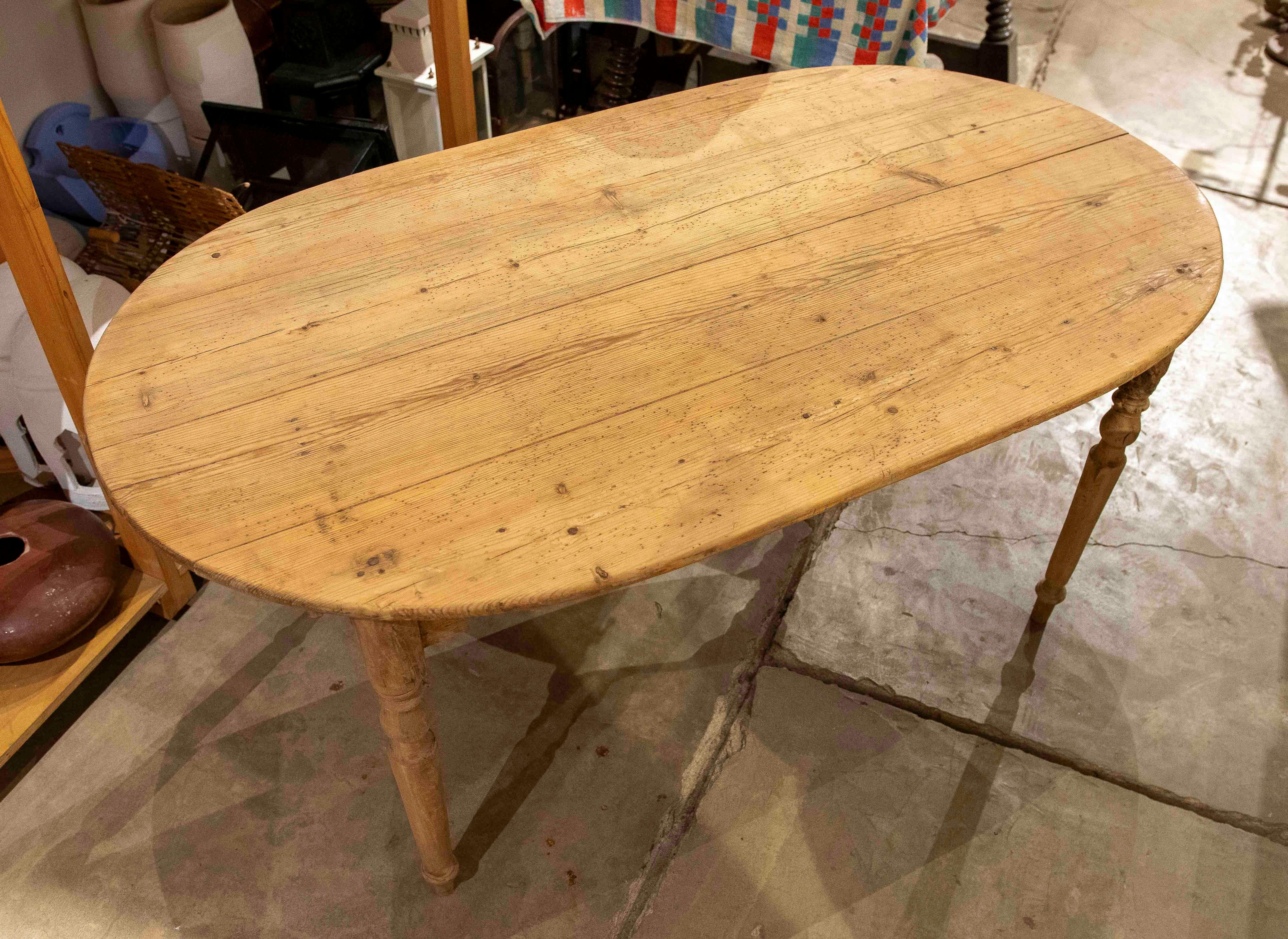 Table rustique ovale des années 1950 en bois de pin naturel avec pieds tournés en vente 4