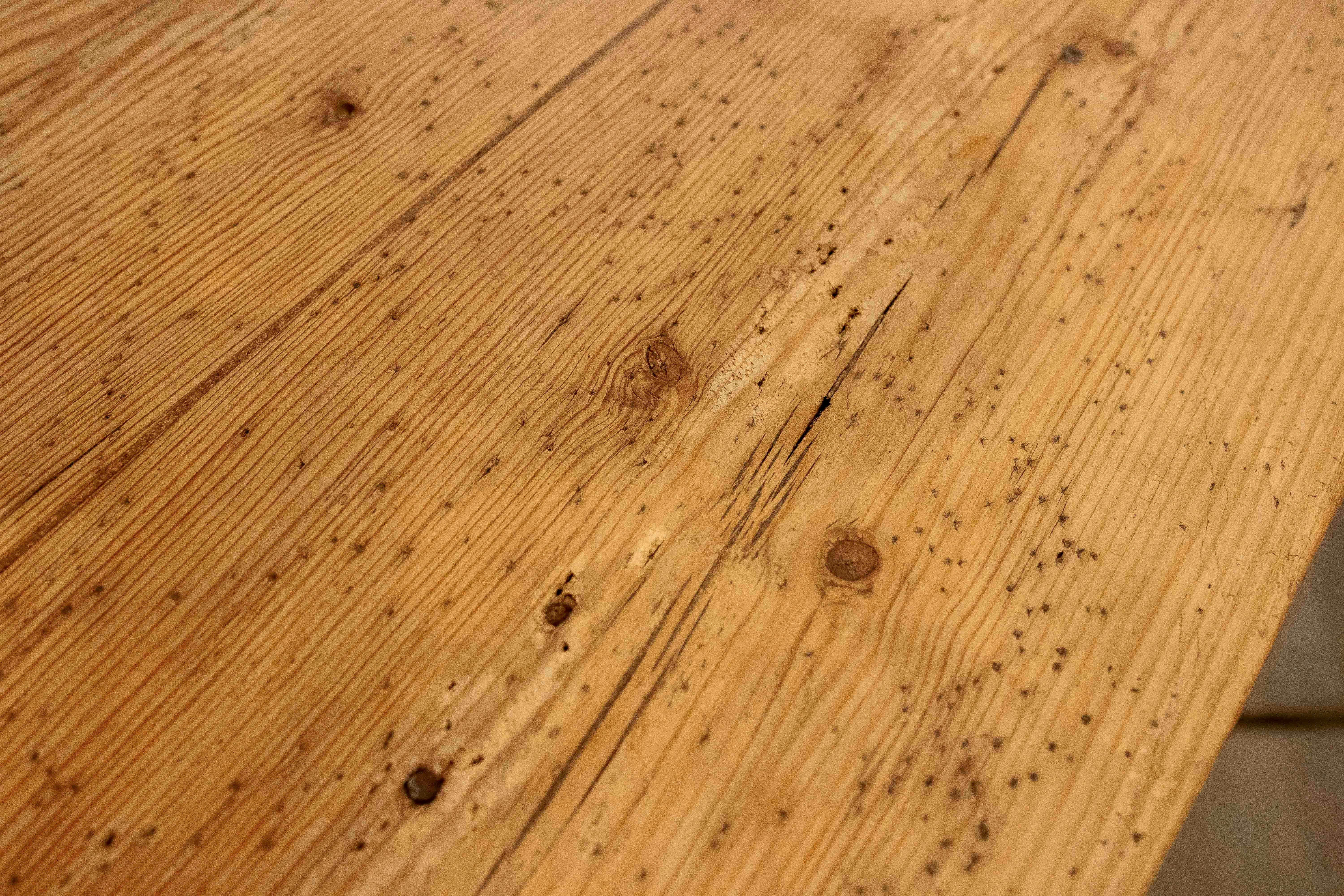 Table rustique ovale des années 1950 en bois de pin naturel avec pieds tournés en vente 5