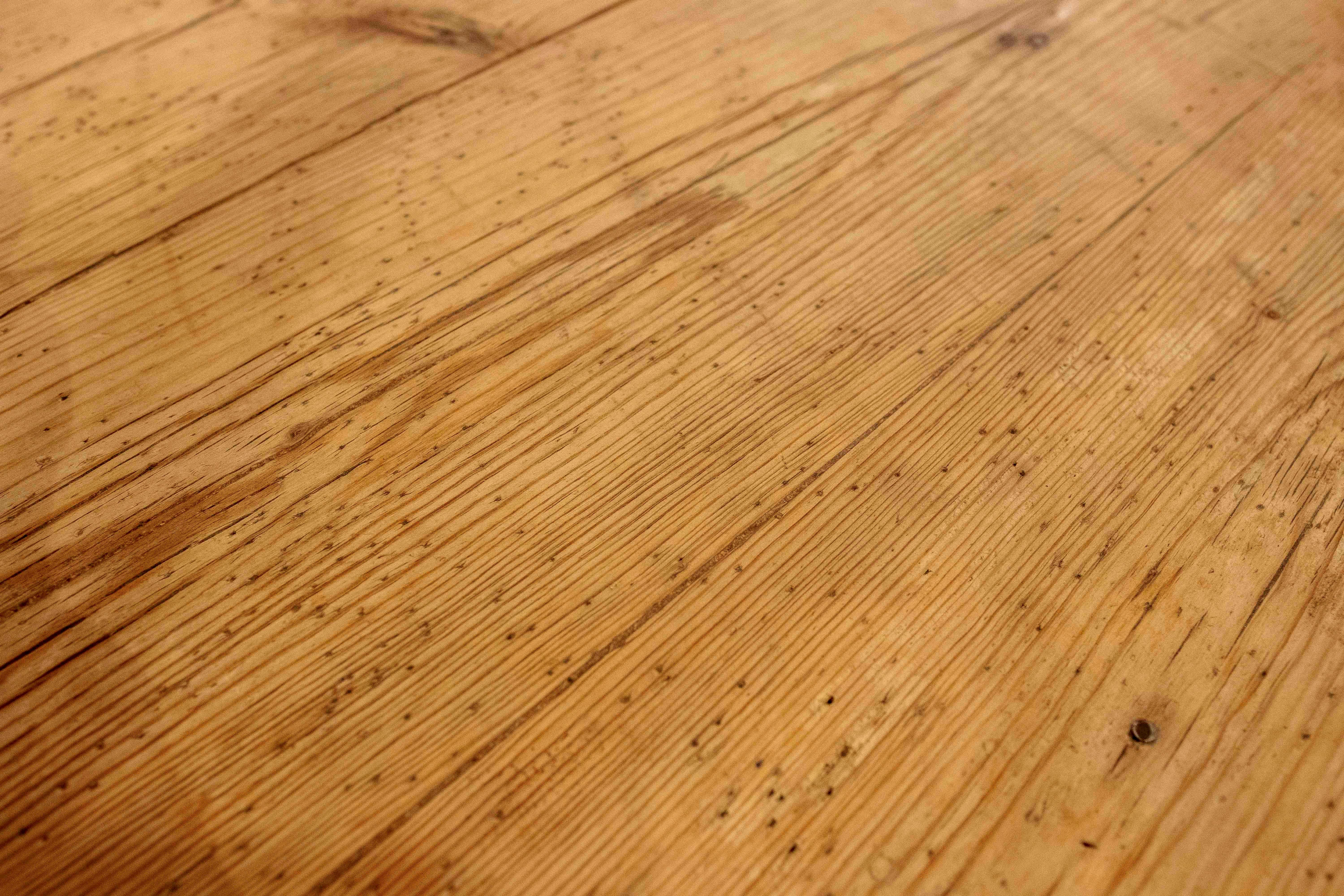 Table rustique ovale des années 1950 en bois de pin naturel avec pieds tournés en vente 6