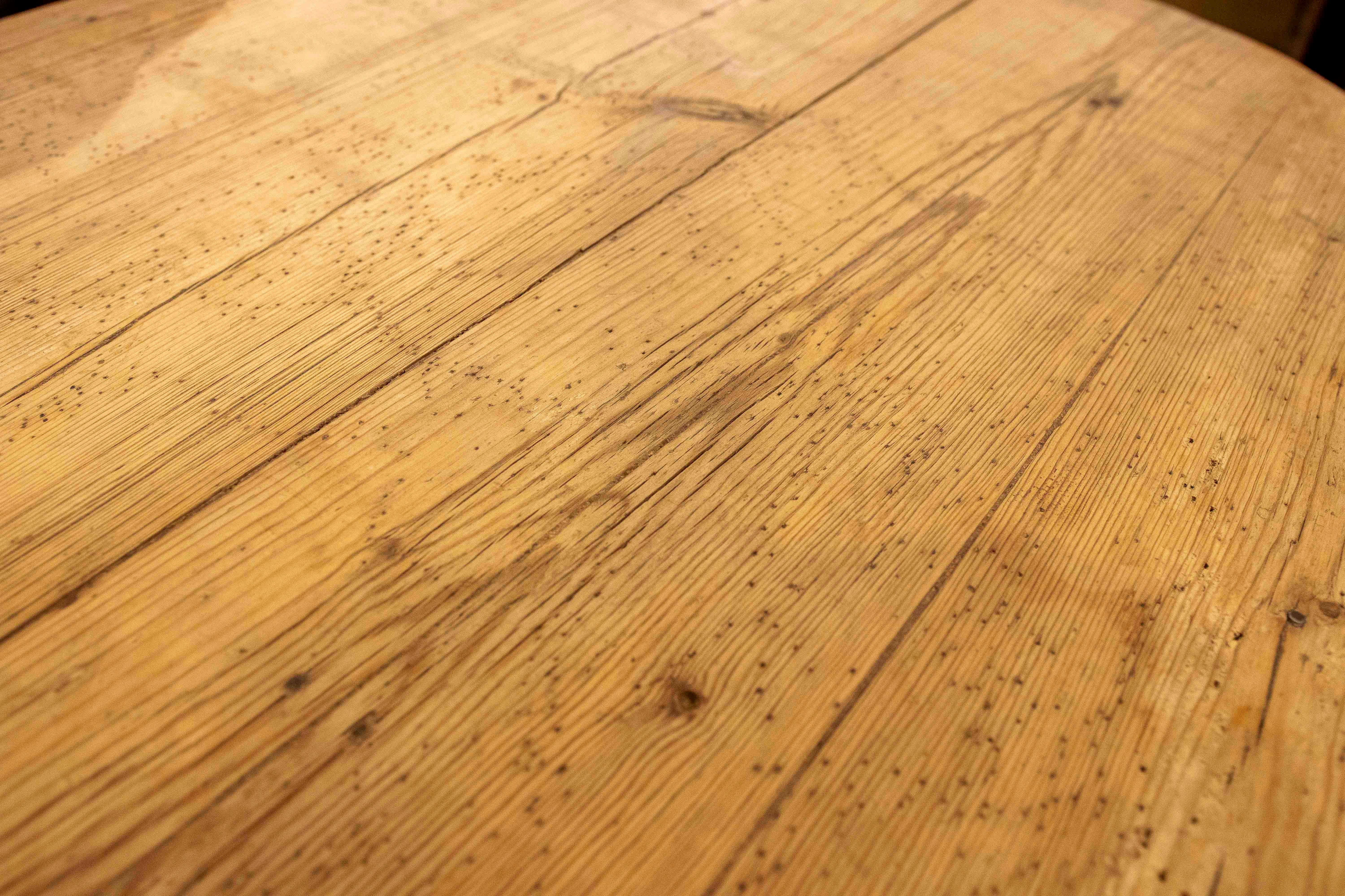 Table rustique ovale des années 1950 en bois de pin naturel avec pieds tournés en vente 7