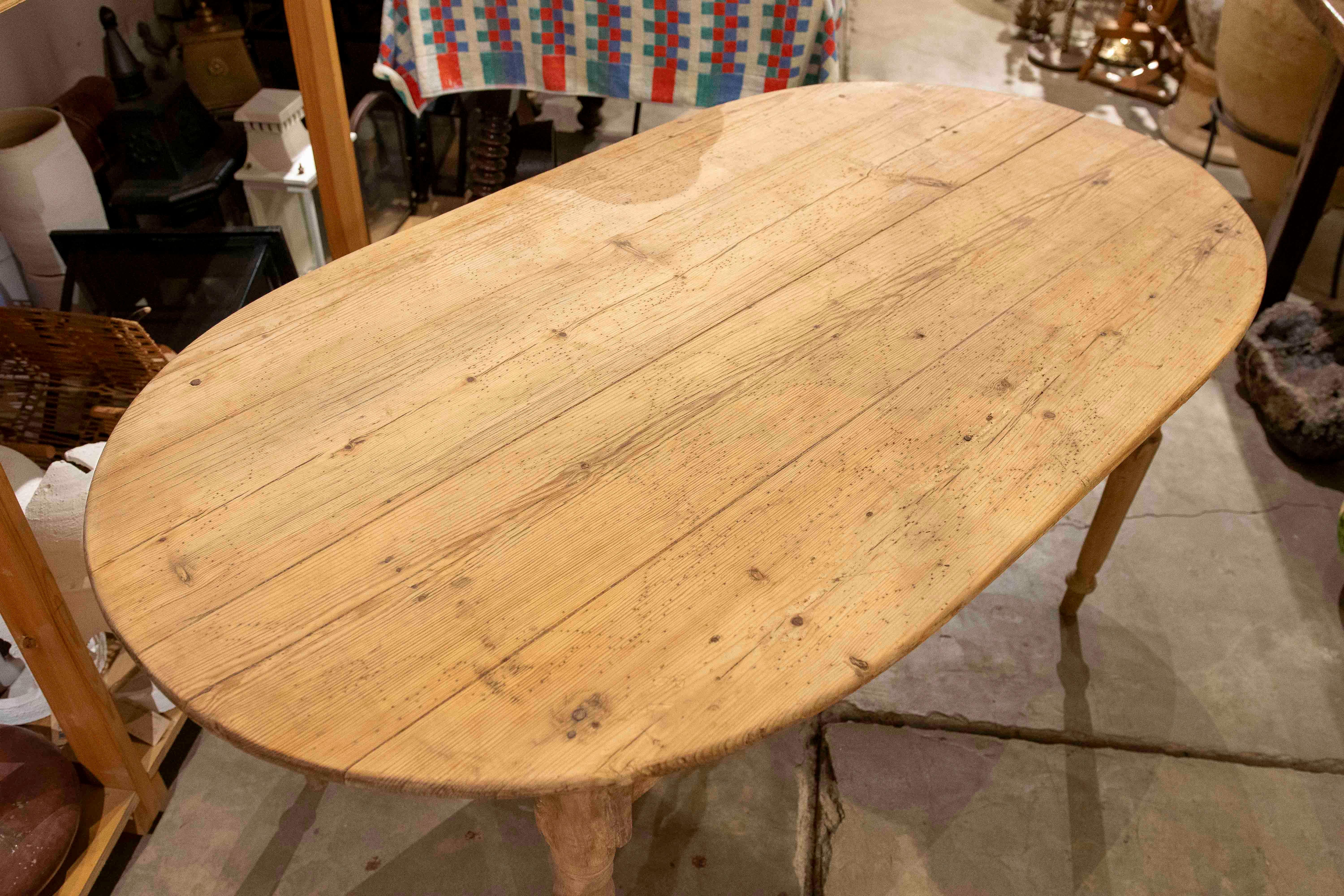 Table rustique ovale des années 1950 en bois de pin naturel avec pieds tournés en vente 8