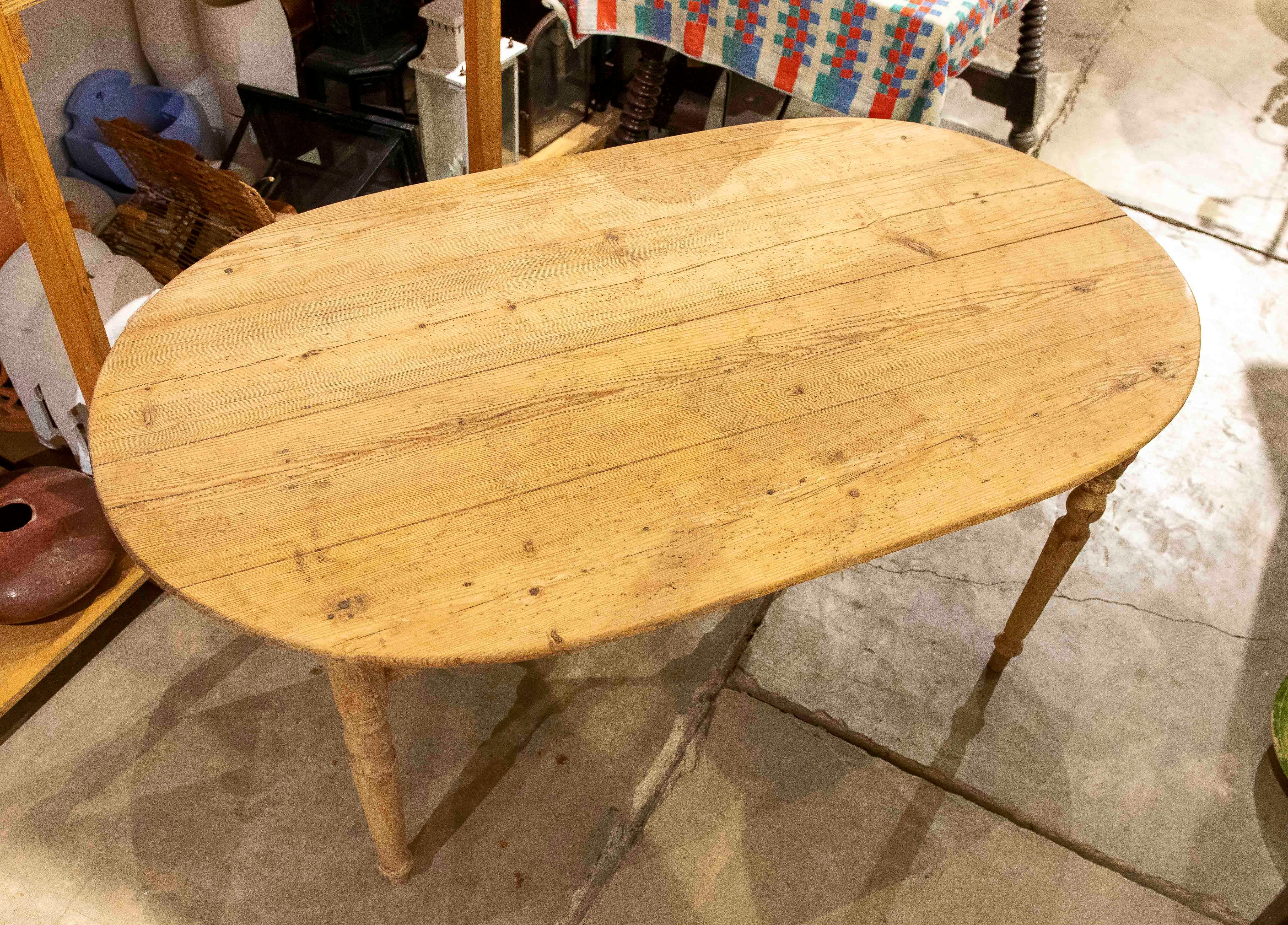 Table rustique ovale des années 1950 en bois de pin naturel avec pieds tournés en vente 9