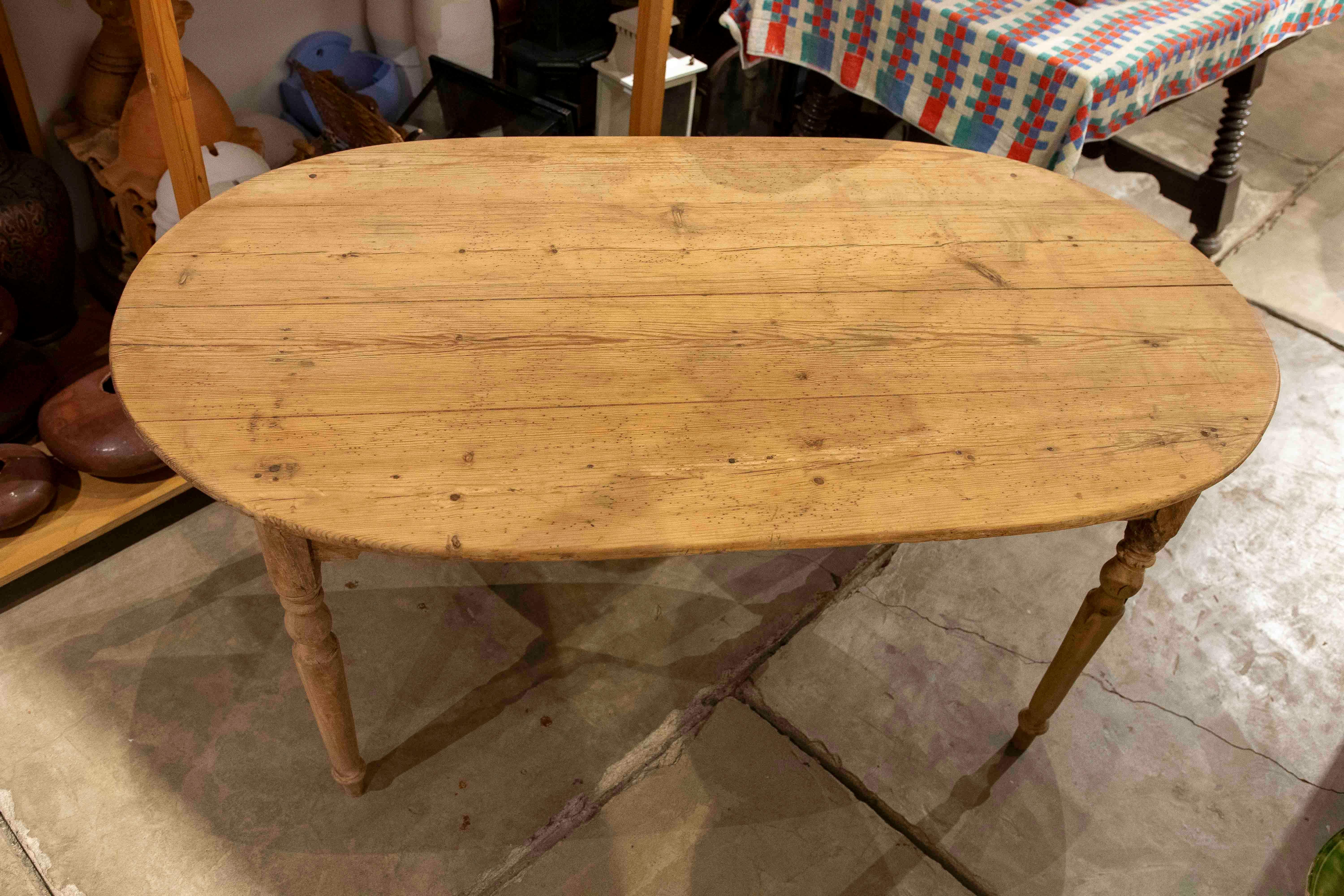 Espagnol Table rustique ovale des années 1950 en bois de pin naturel avec pieds tournés en vente
