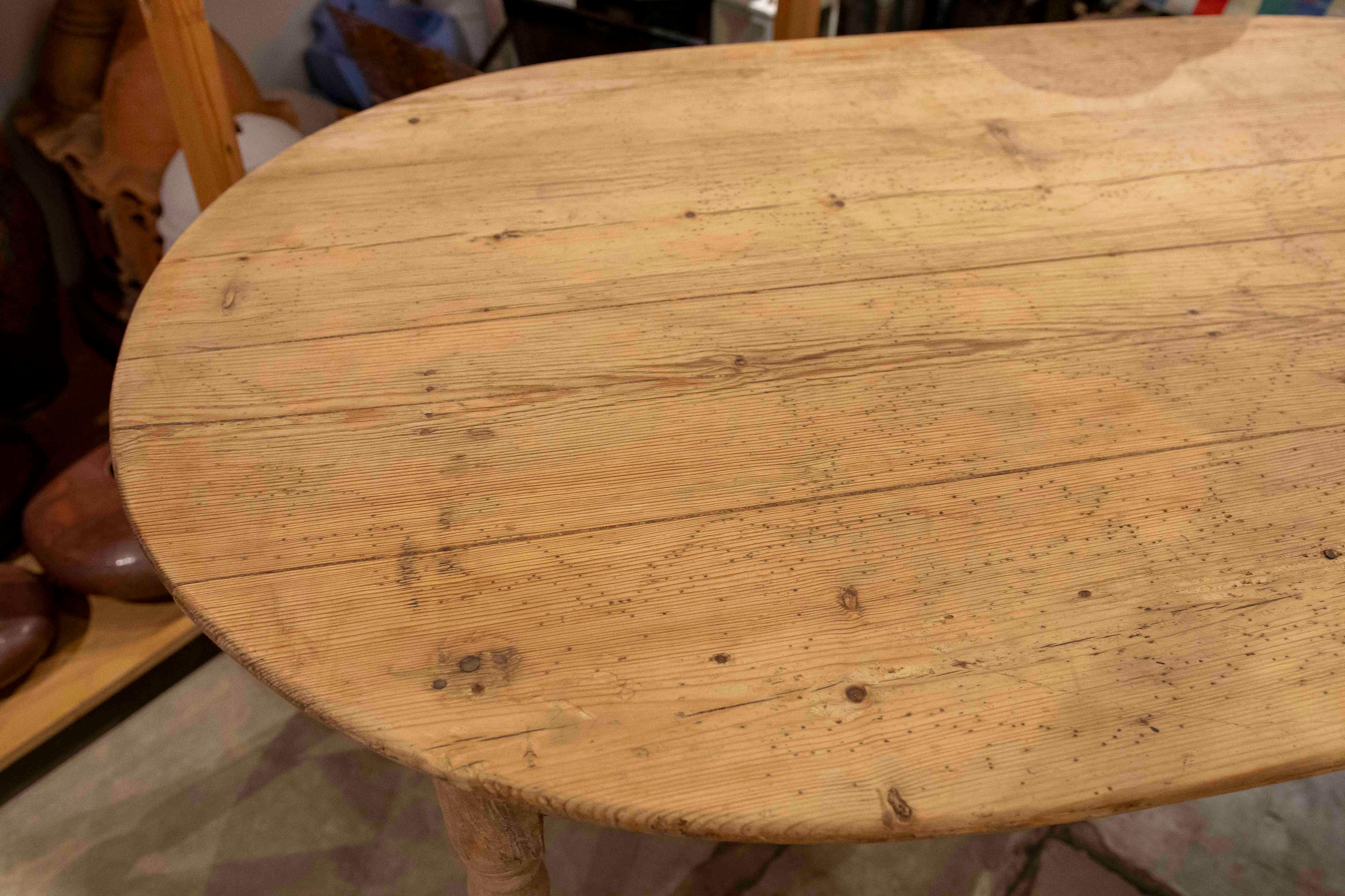 Table rustique ovale des années 1950 en bois de pin naturel avec pieds tournés Bon état - En vente à Marbella, ES