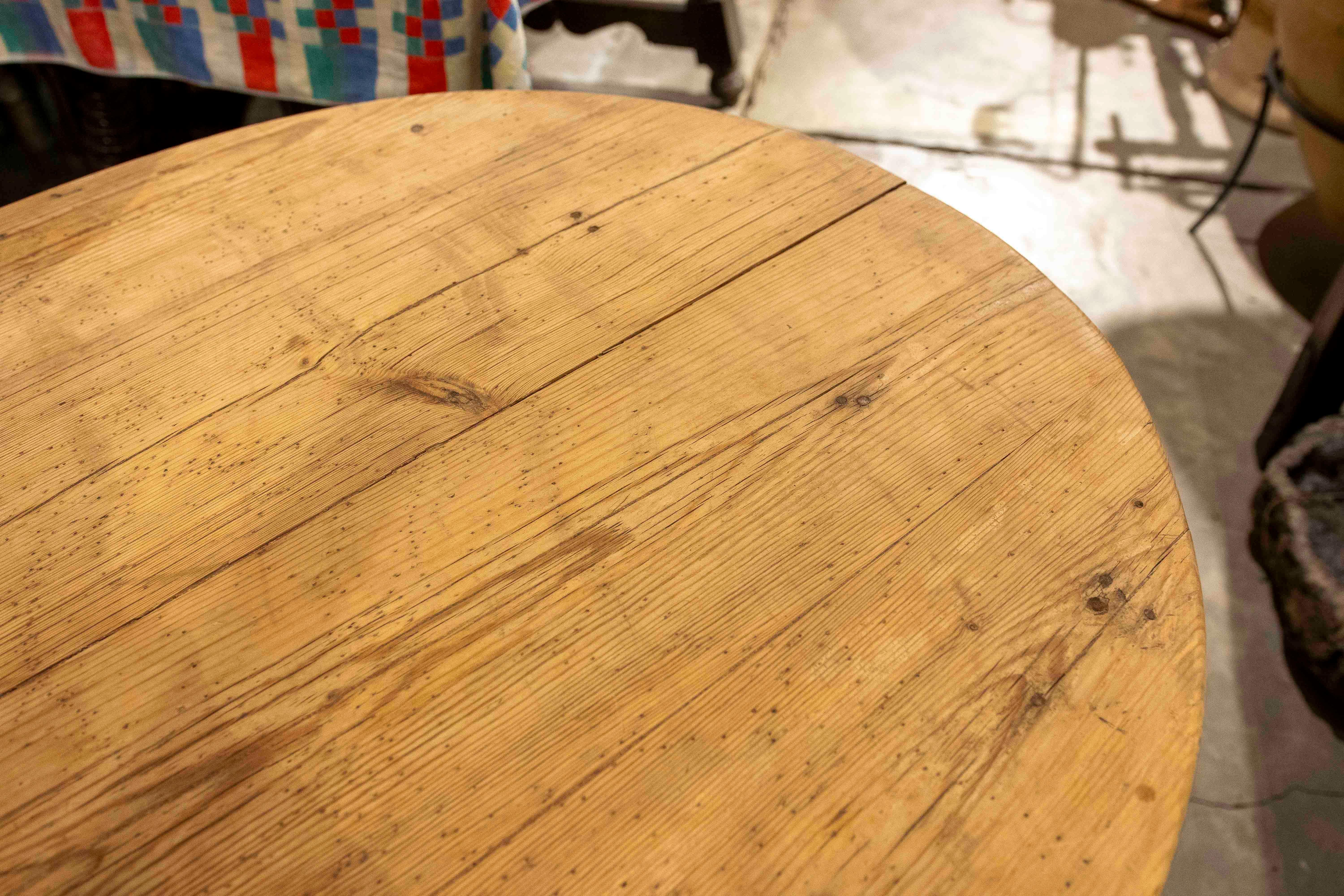 20ième siècle Table rustique ovale des années 1950 en bois de pin naturel avec pieds tournés en vente