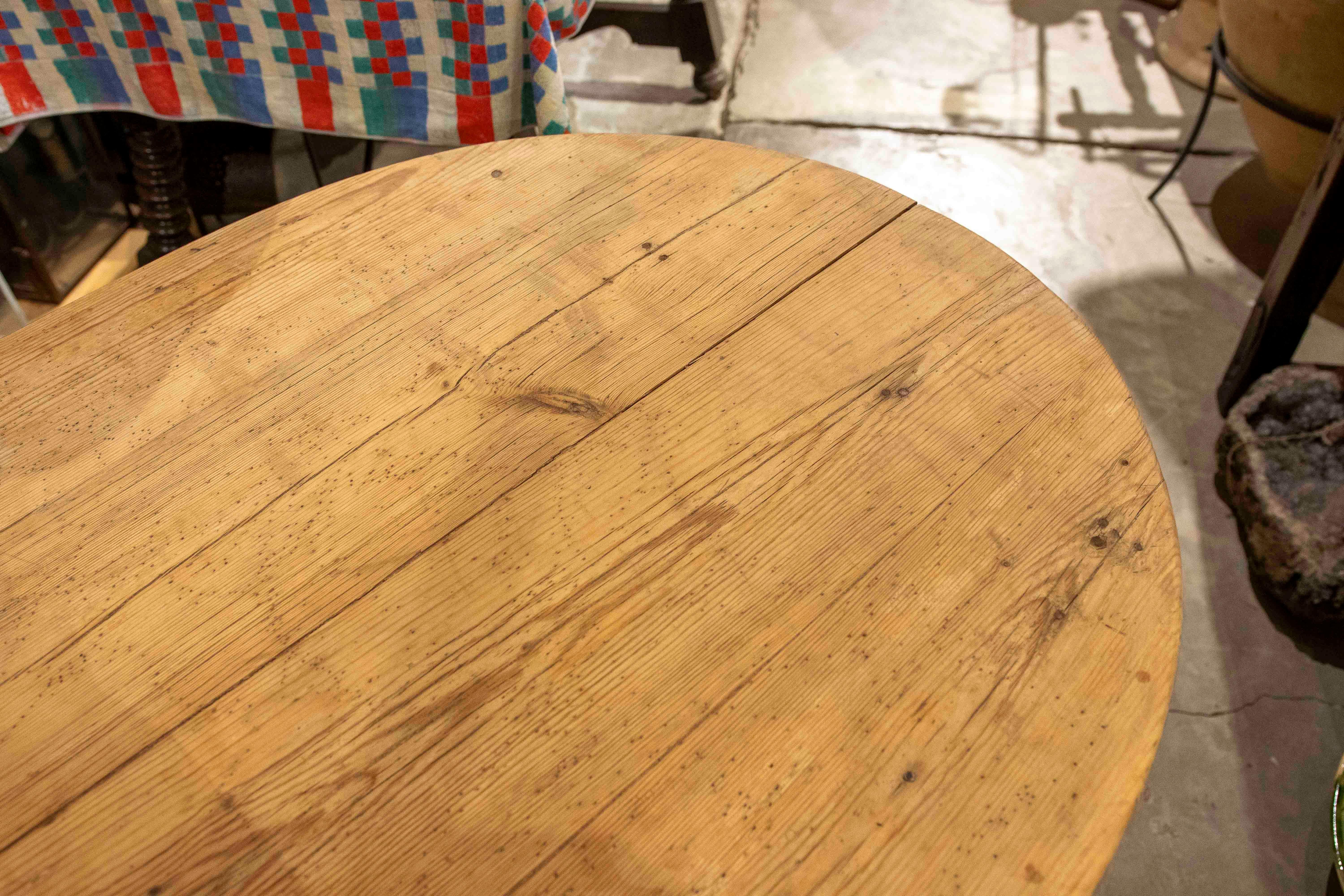 Pin Table rustique ovale des années 1950 en bois de pin naturel avec pieds tournés en vente