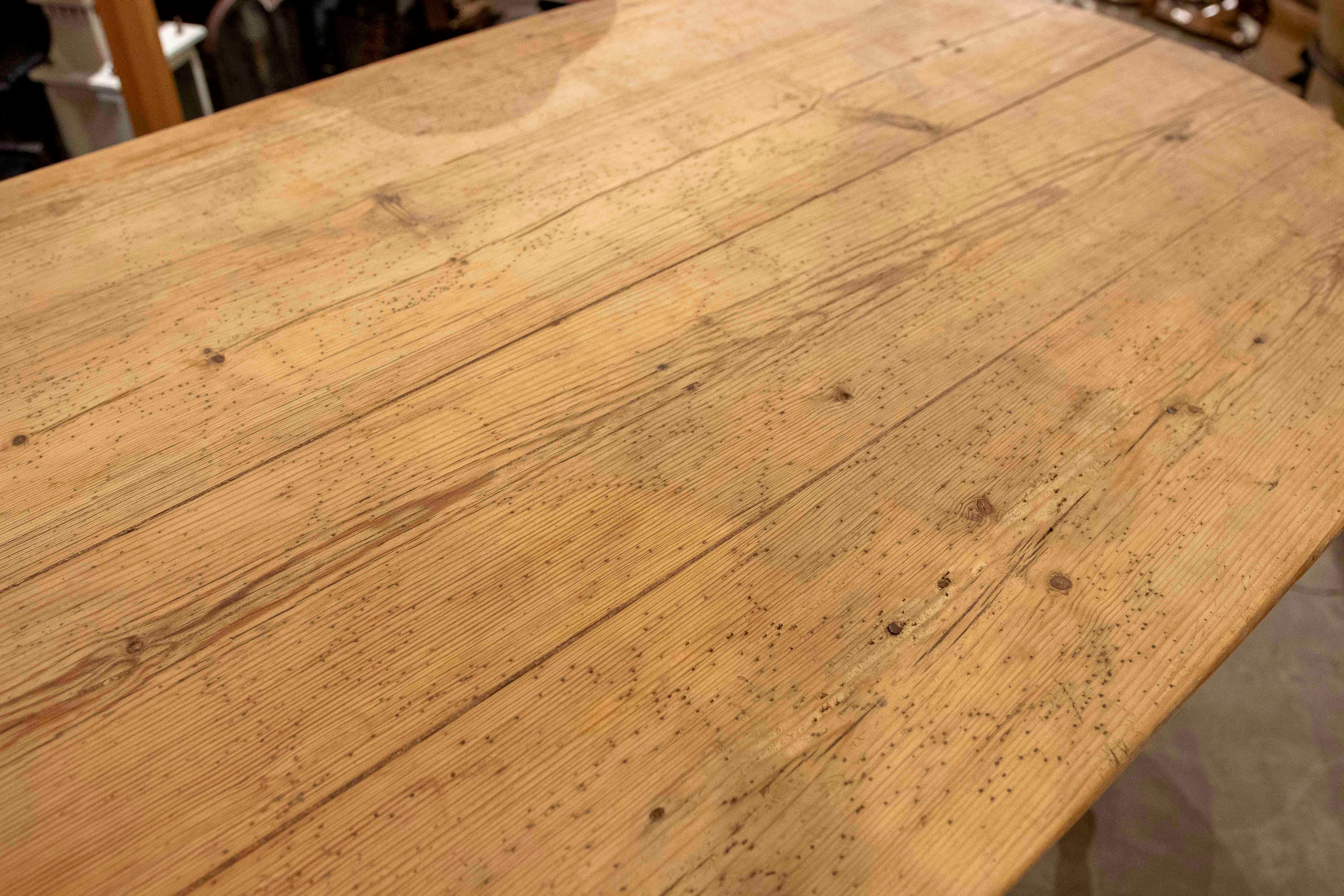 Table rustique ovale des années 1950 en bois de pin naturel avec pieds tournés en vente 1