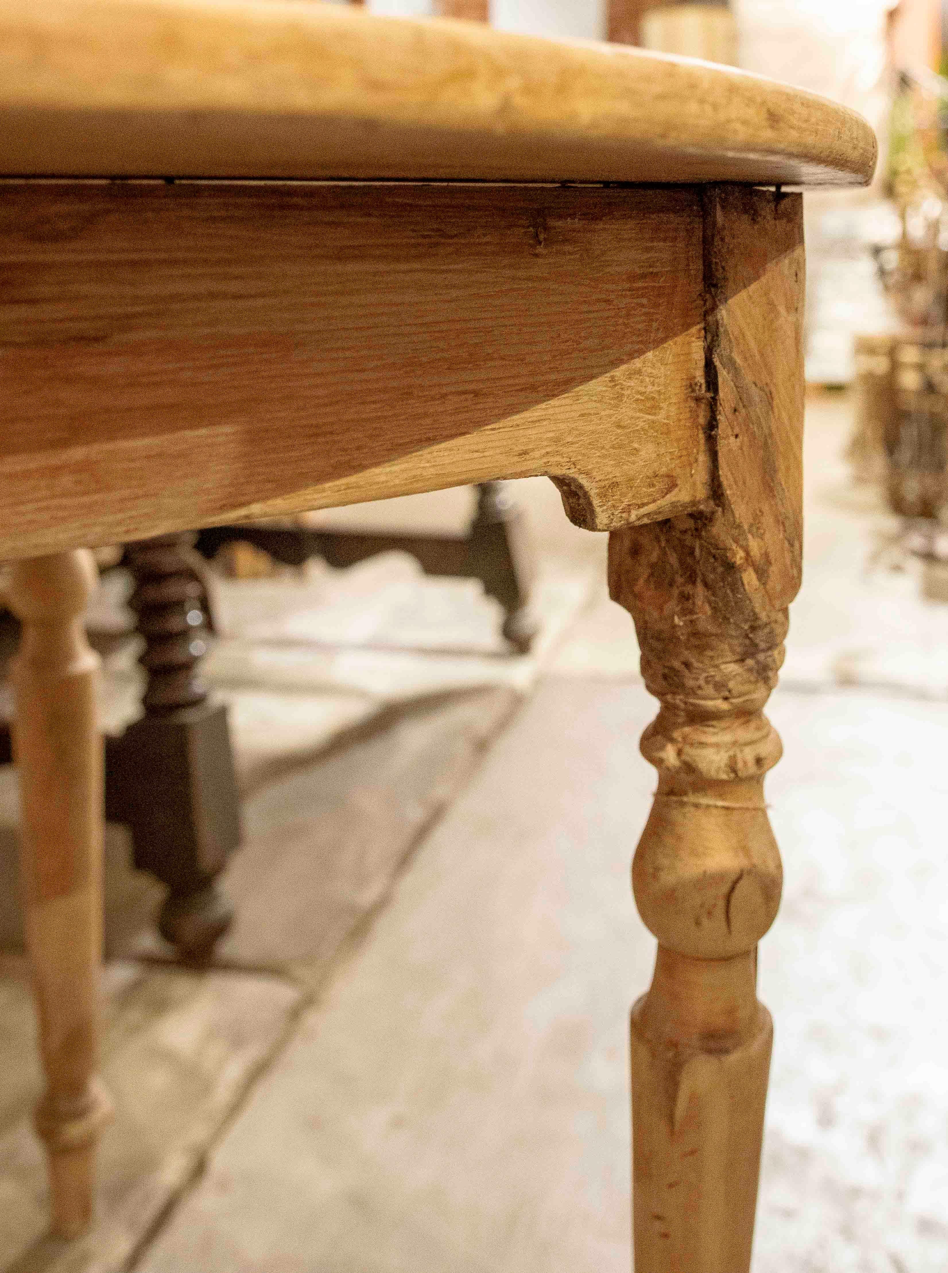 Table rustique ovale des ann�ées 1950 en bois de pin naturel avec pieds tournés en vente 2