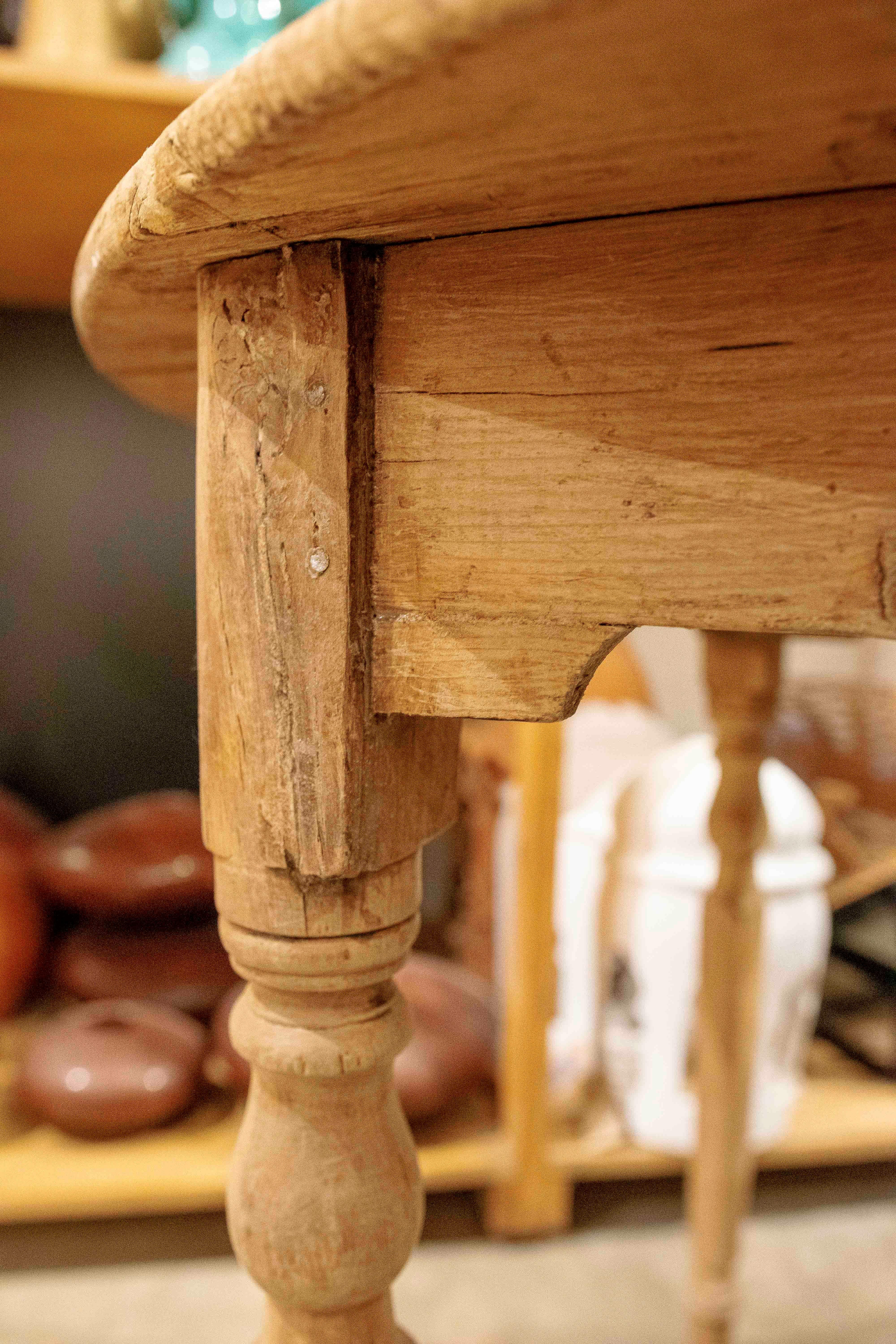 Table rustique ovale des années 1950 en bois de pin naturel avec pieds tournés en vente 3