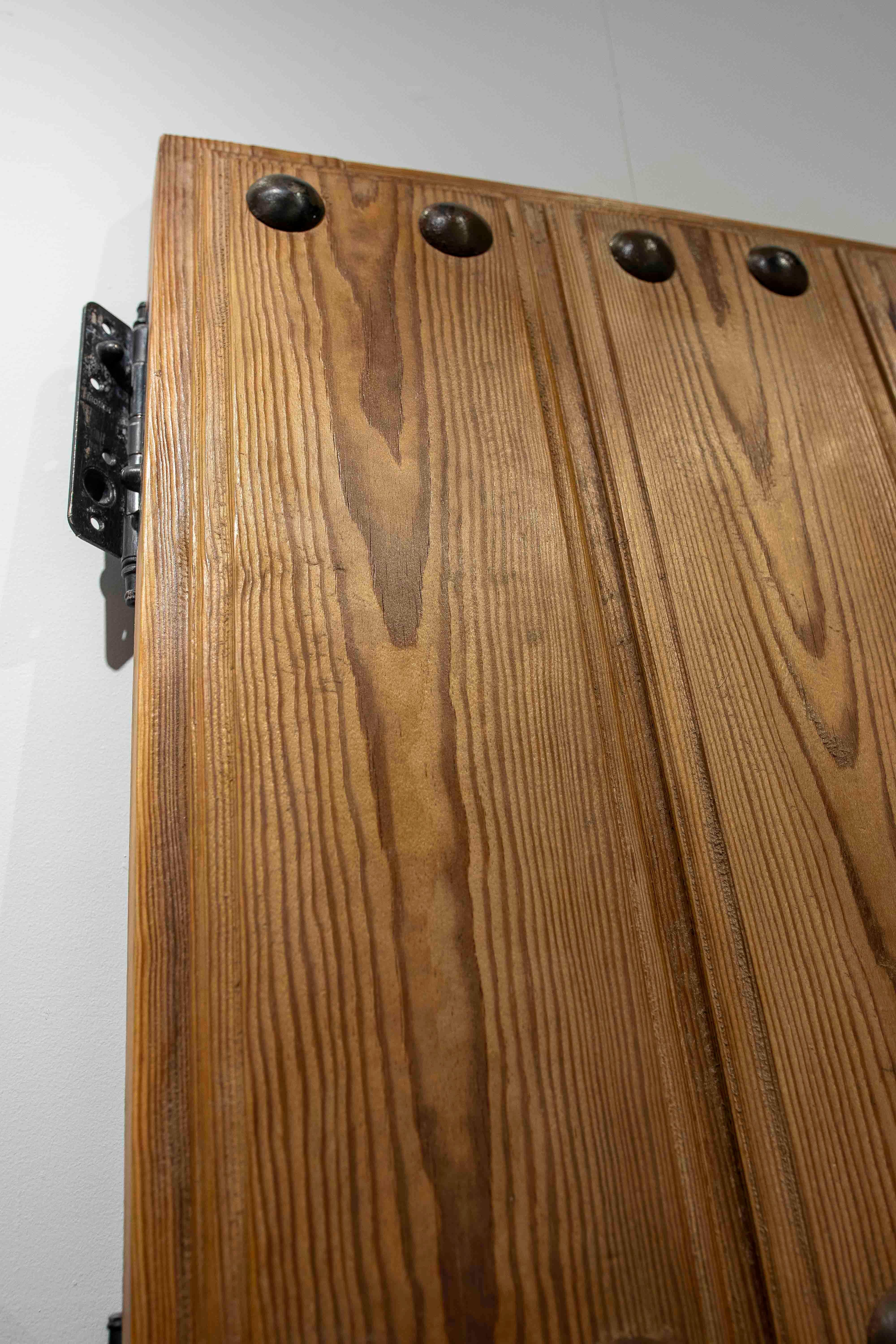 Porte doppie rustiche spagnole degli anni '50 in legno massiccio con accessori in ferro in vendita 5