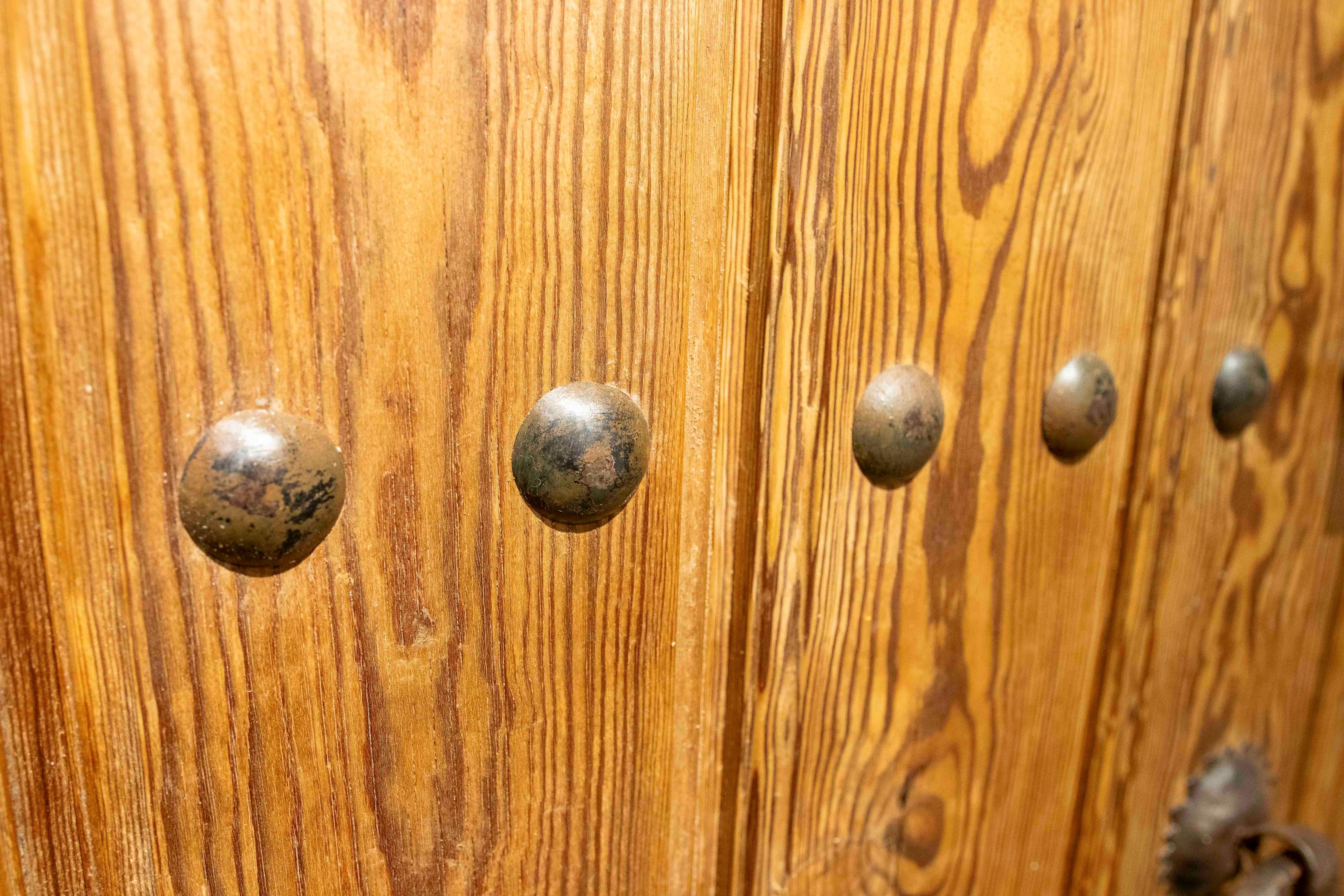 Porte doppie rustiche spagnole degli anni '50 in legno massiccio con accessori in ferro in vendita 6