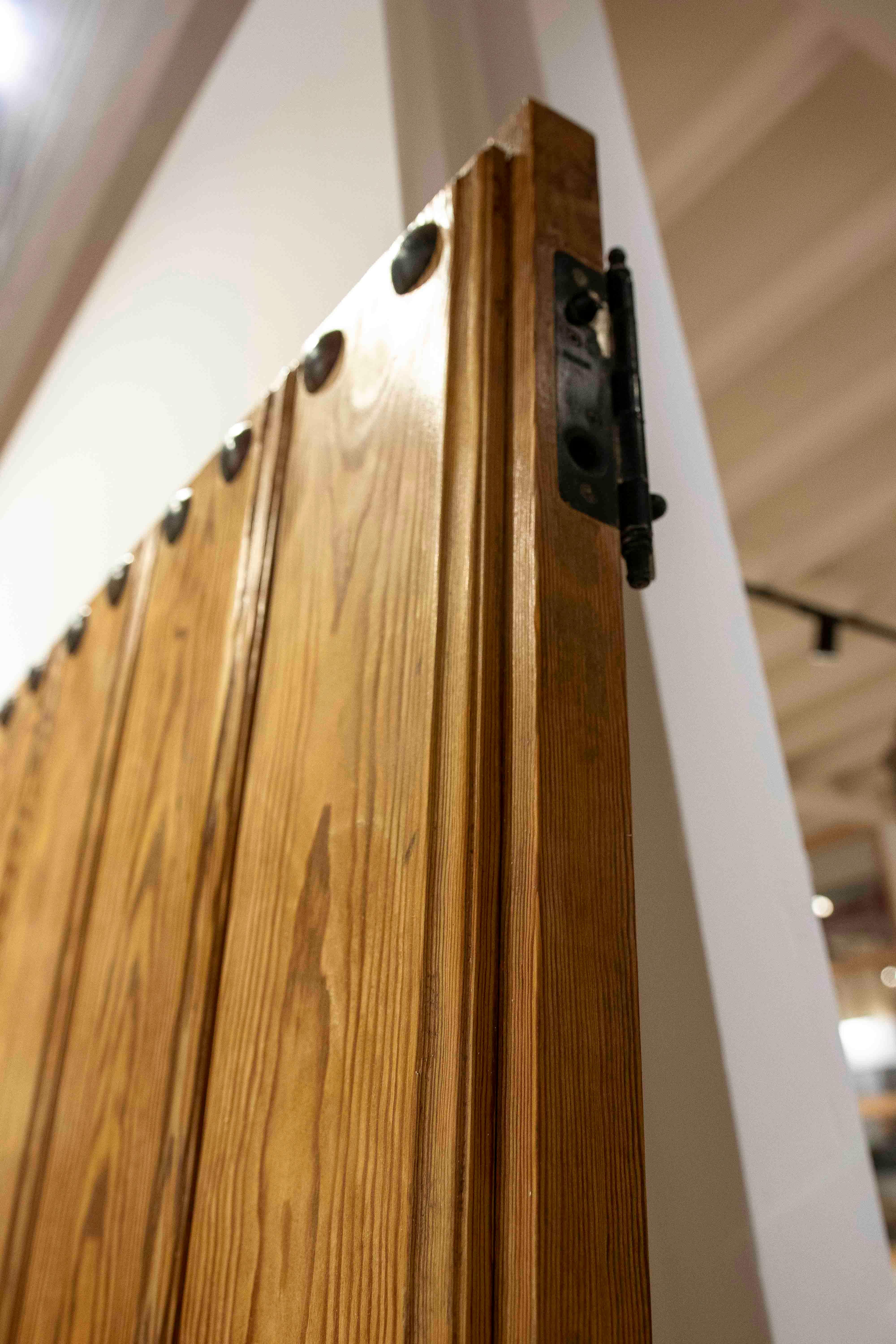 Porte doppie rustiche spagnole degli anni '50 in legno massiccio con accessori in ferro in vendita 7