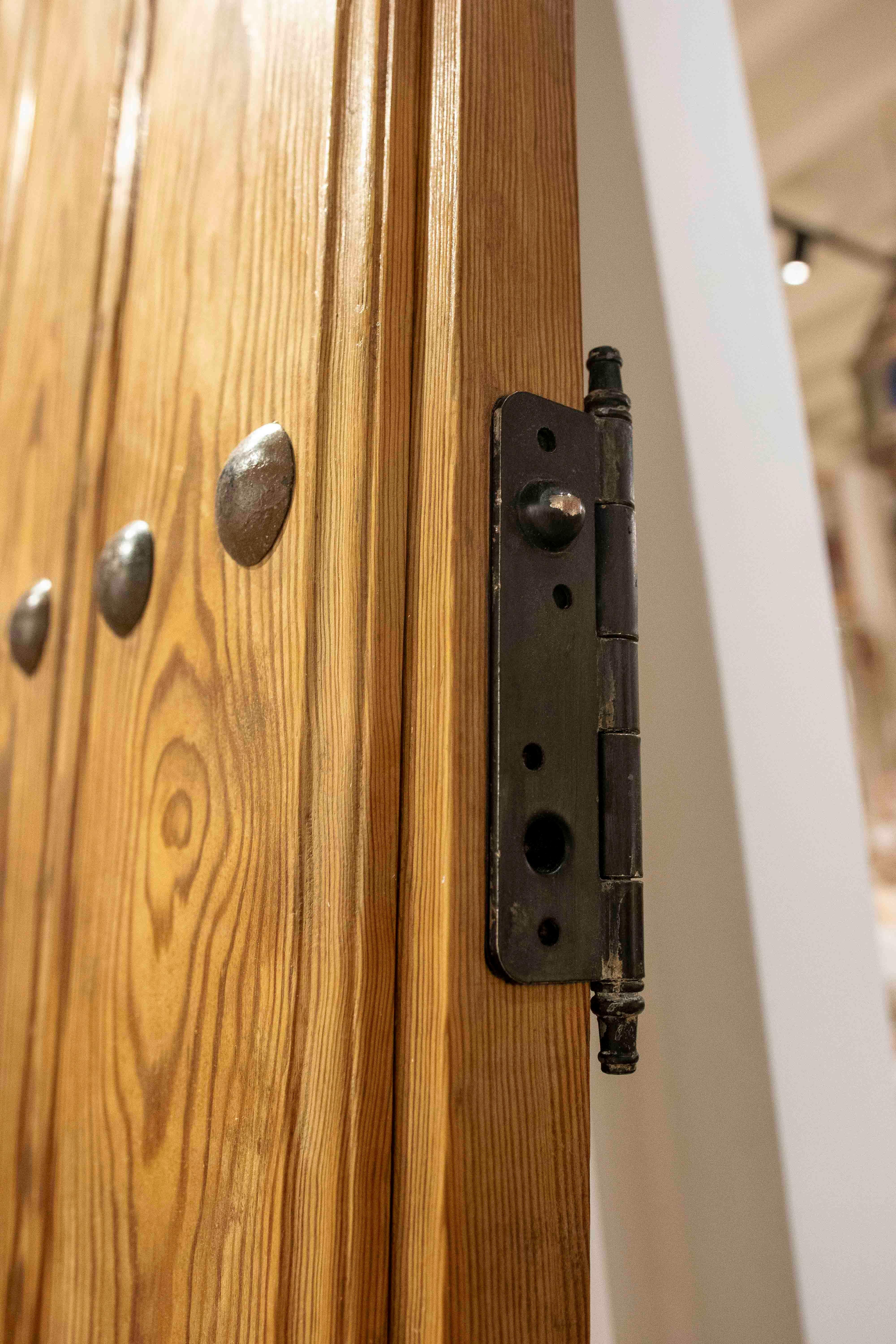 Porte doppie rustiche spagnole degli anni '50 in legno massiccio con accessori in ferro in vendita 8