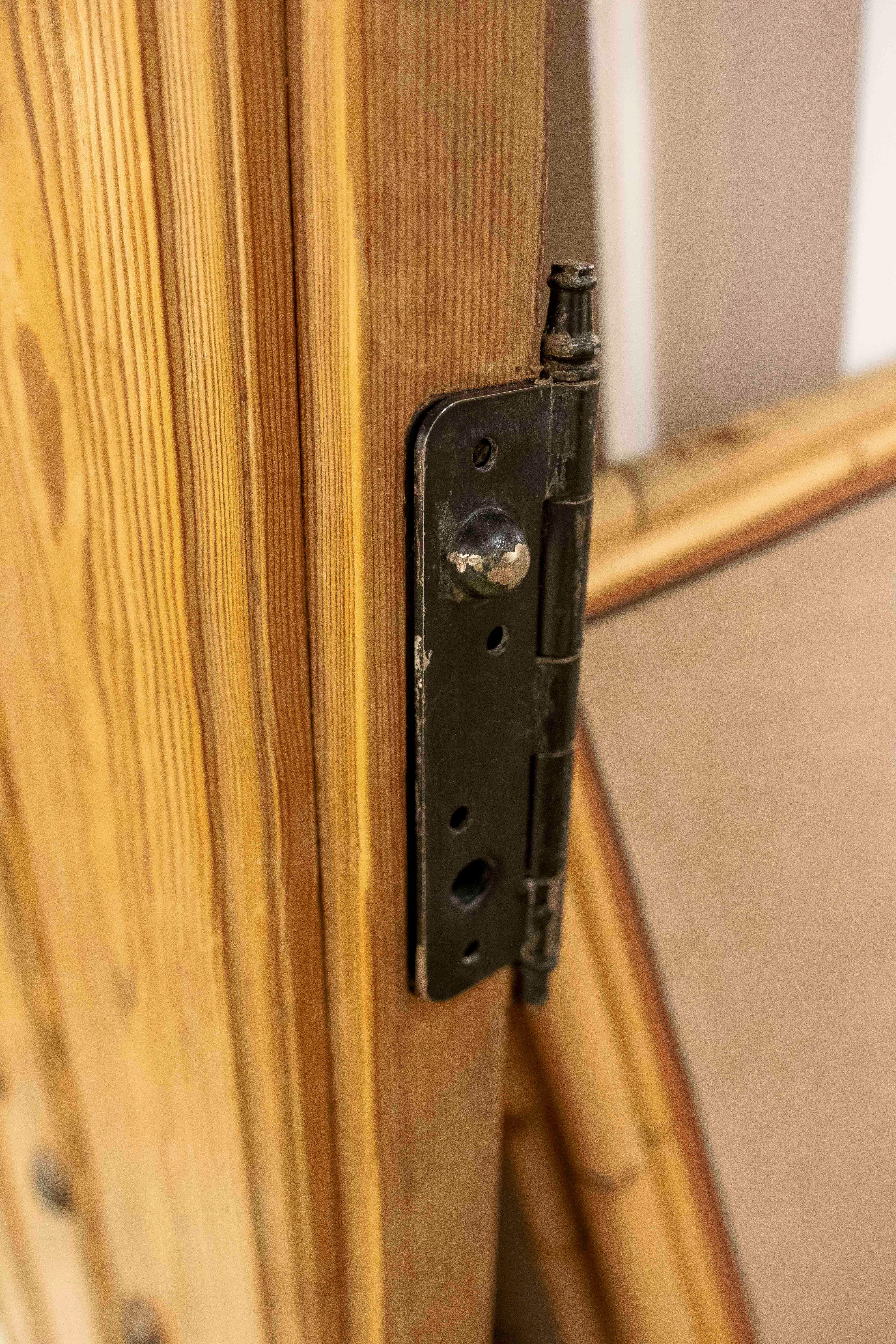 Porte doppie rustiche spagnole degli anni '50 in legno massiccio con accessori in ferro in vendita 9