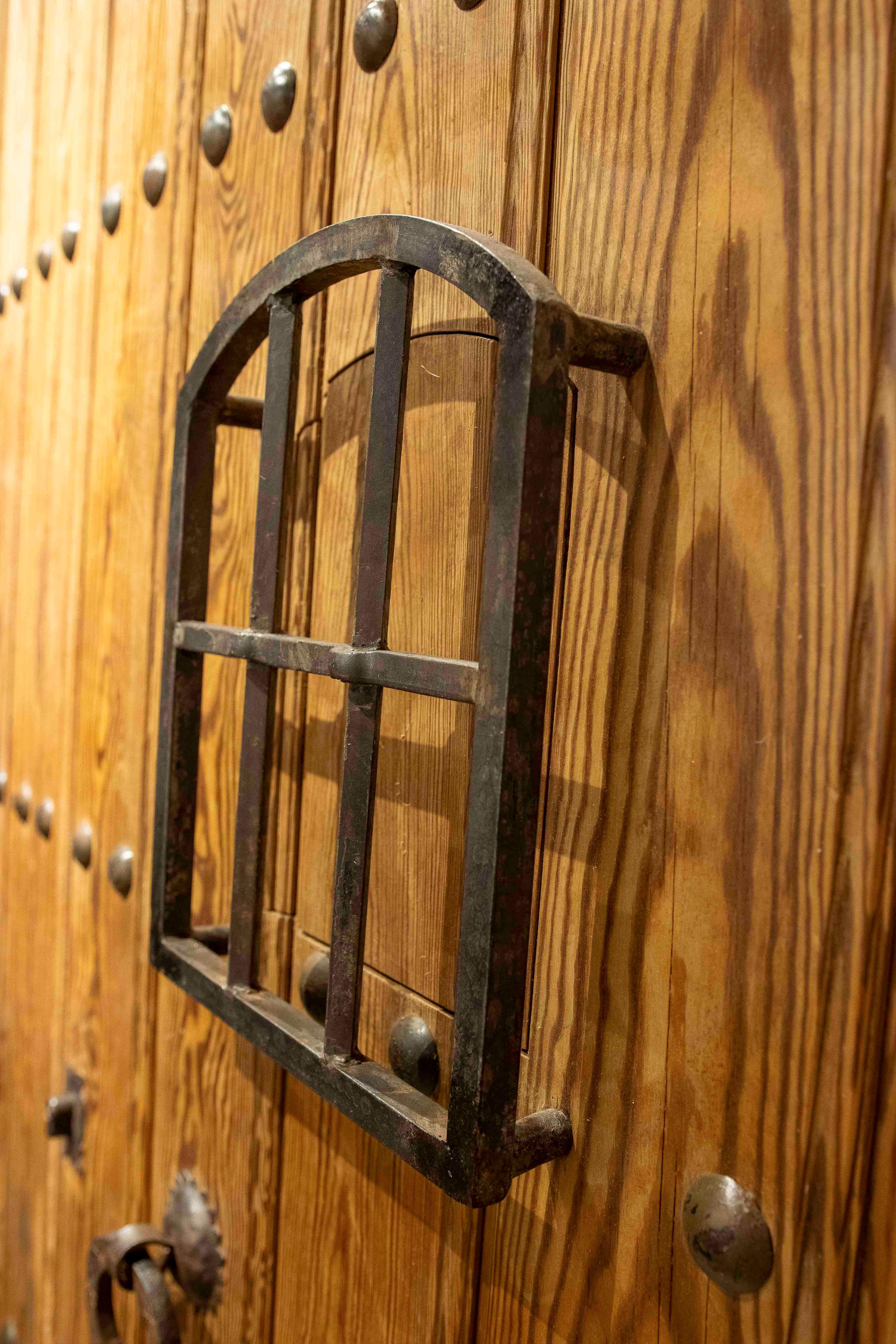 Porte doppie rustiche spagnole degli anni '50 in legno massiccio con accessori in ferro in vendita 10