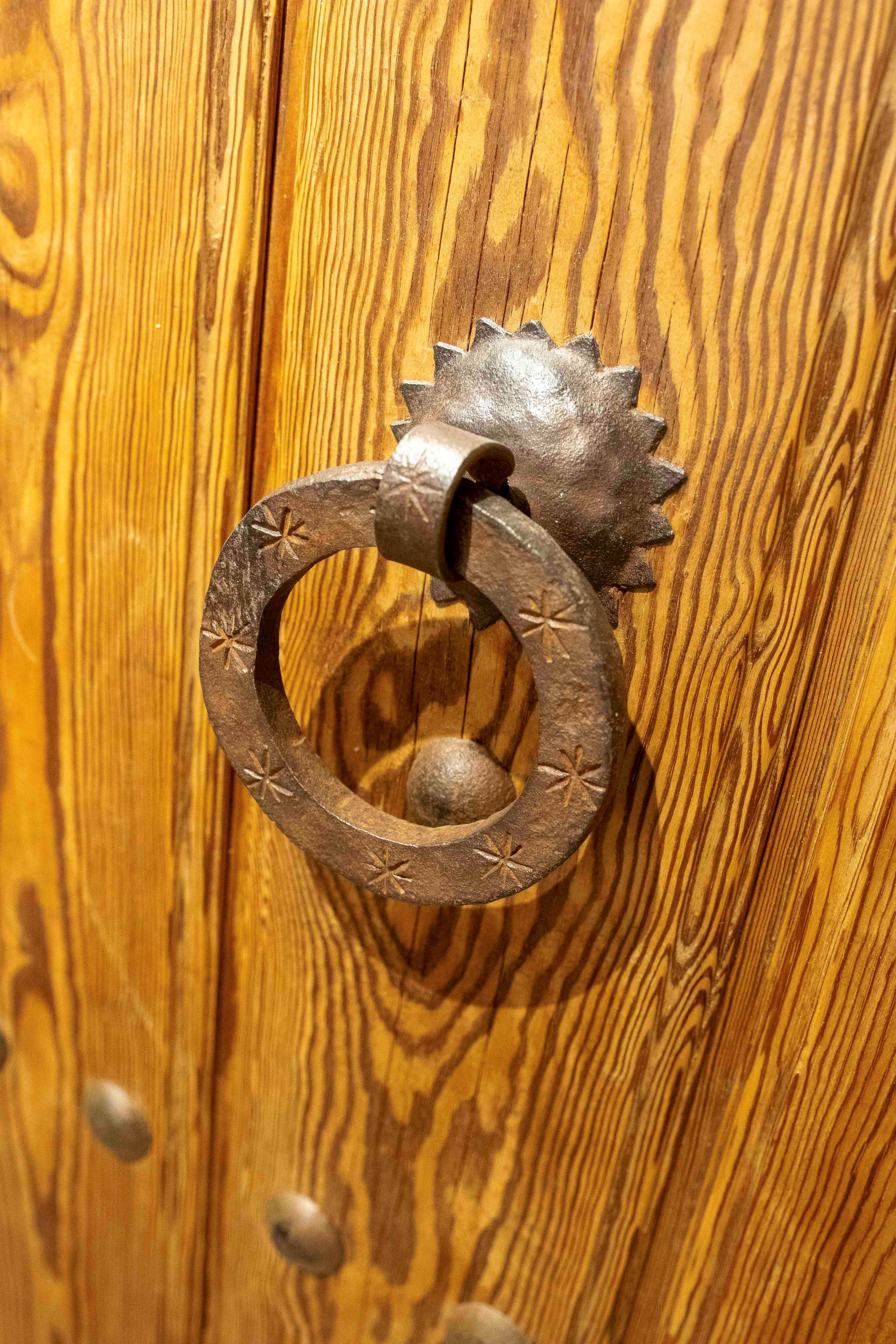 Spagnolo Porte doppie rustiche spagnole degli anni '50 in legno massiccio con accessori in ferro in vendita