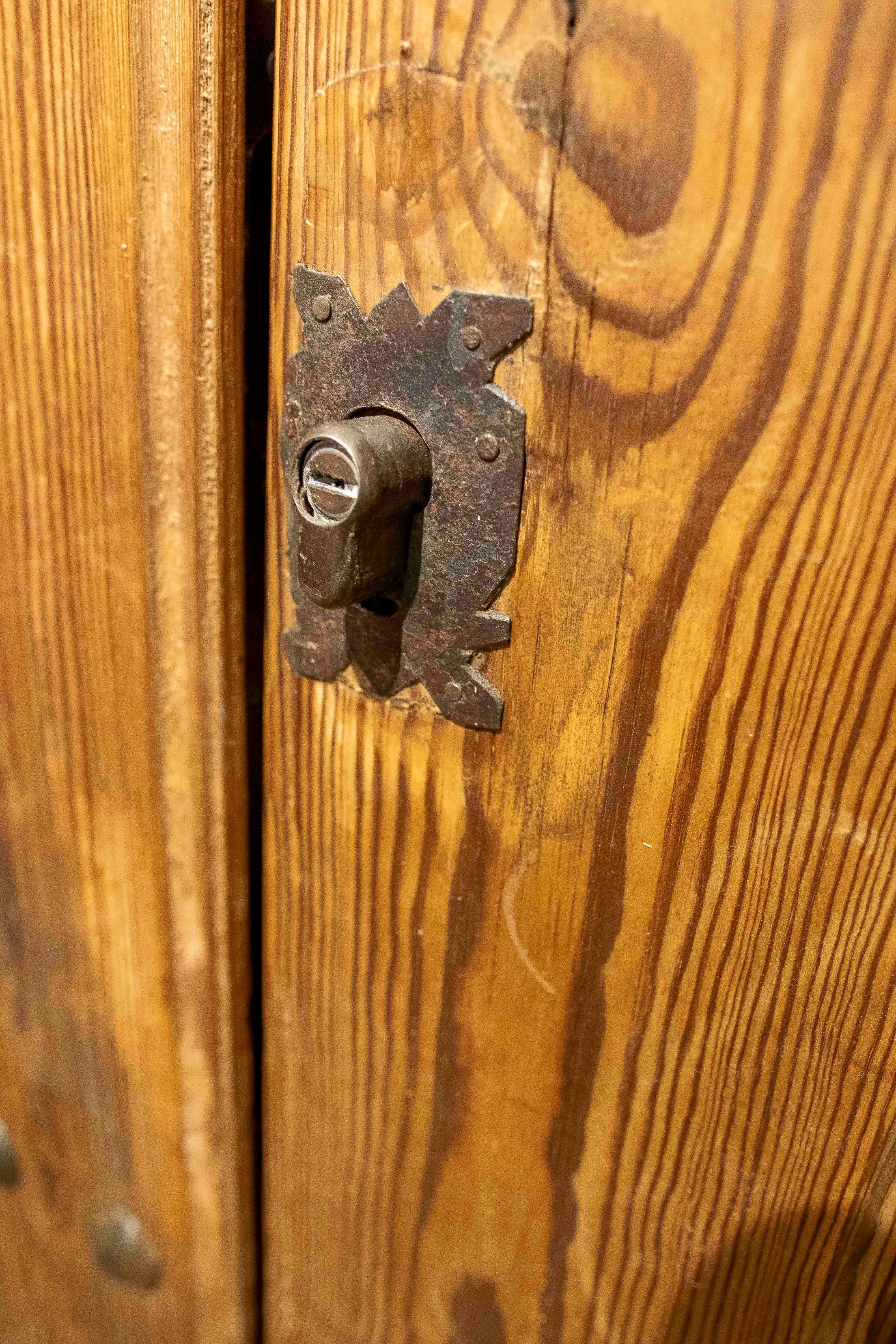 Porte doppie rustiche spagnole degli anni '50 in legno massiccio con accessori in ferro In condizioni buone in vendita a Marbella, ES