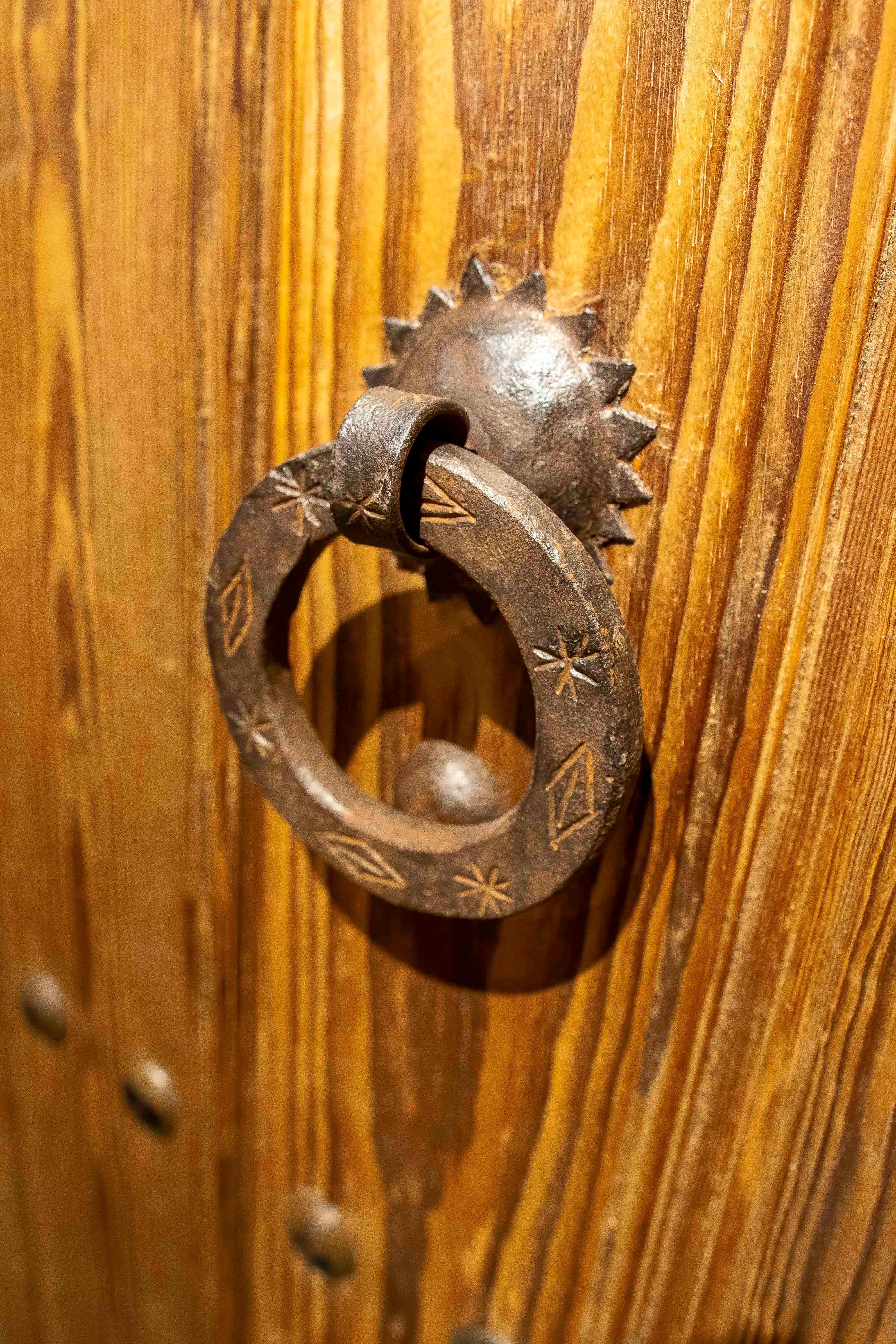 XX secolo Porte doppie rustiche spagnole degli anni '50 in legno massiccio con accessori in ferro in vendita
