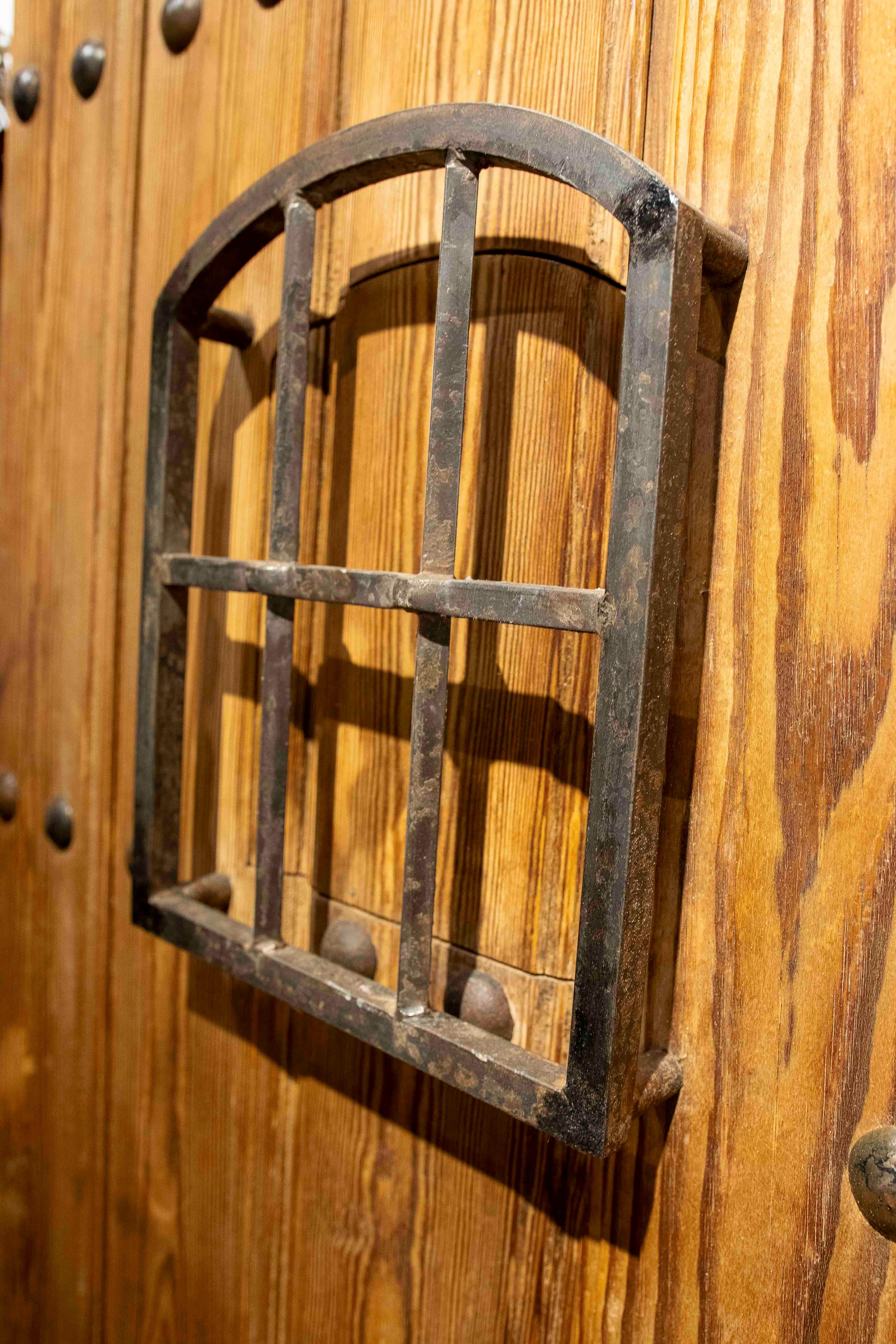 Ferro Porte doppie rustiche spagnole degli anni '50 in legno massiccio con accessori in ferro in vendita