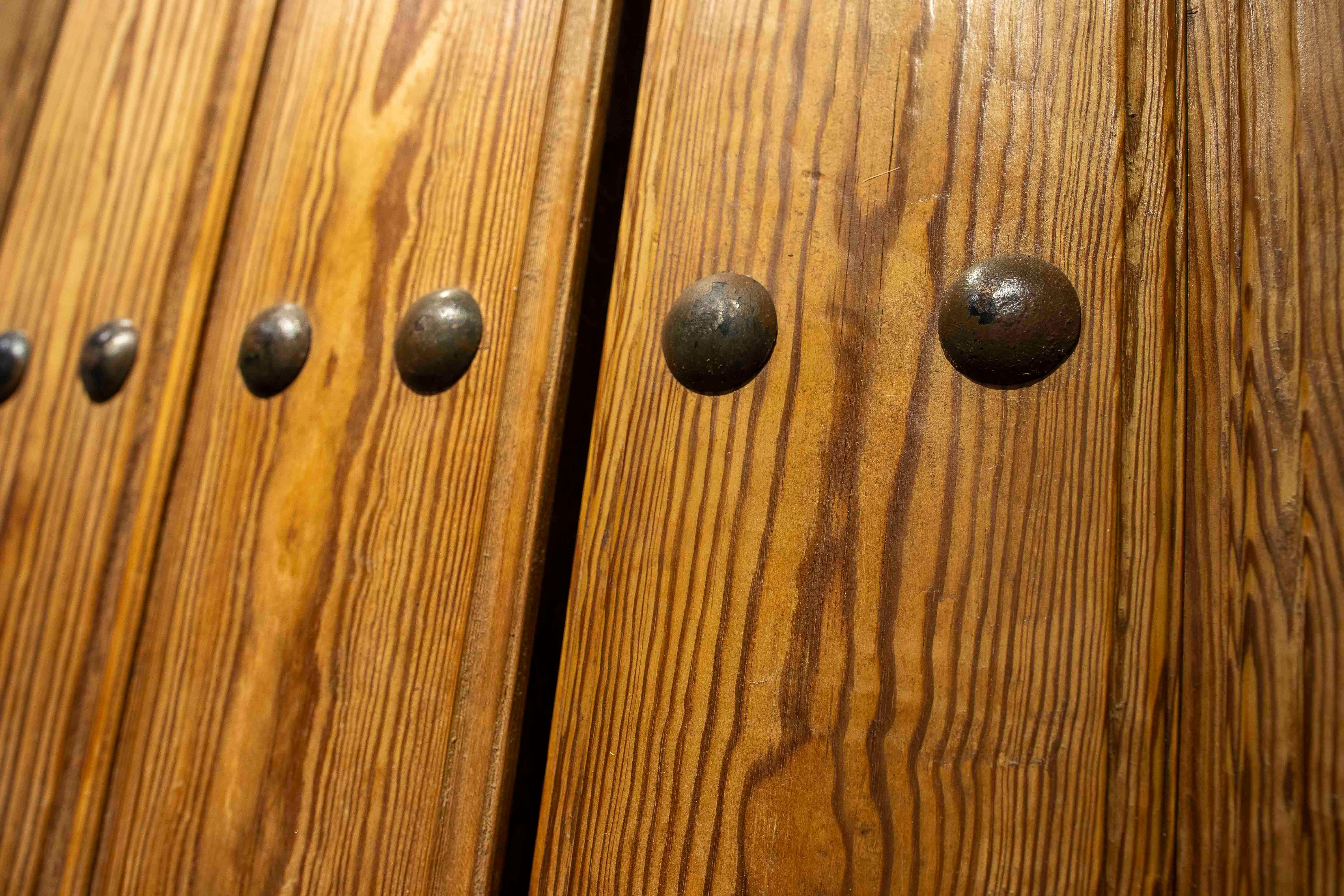 Porte doppie rustiche spagnole degli anni '50 in legno massiccio con accessori in ferro in vendita 1