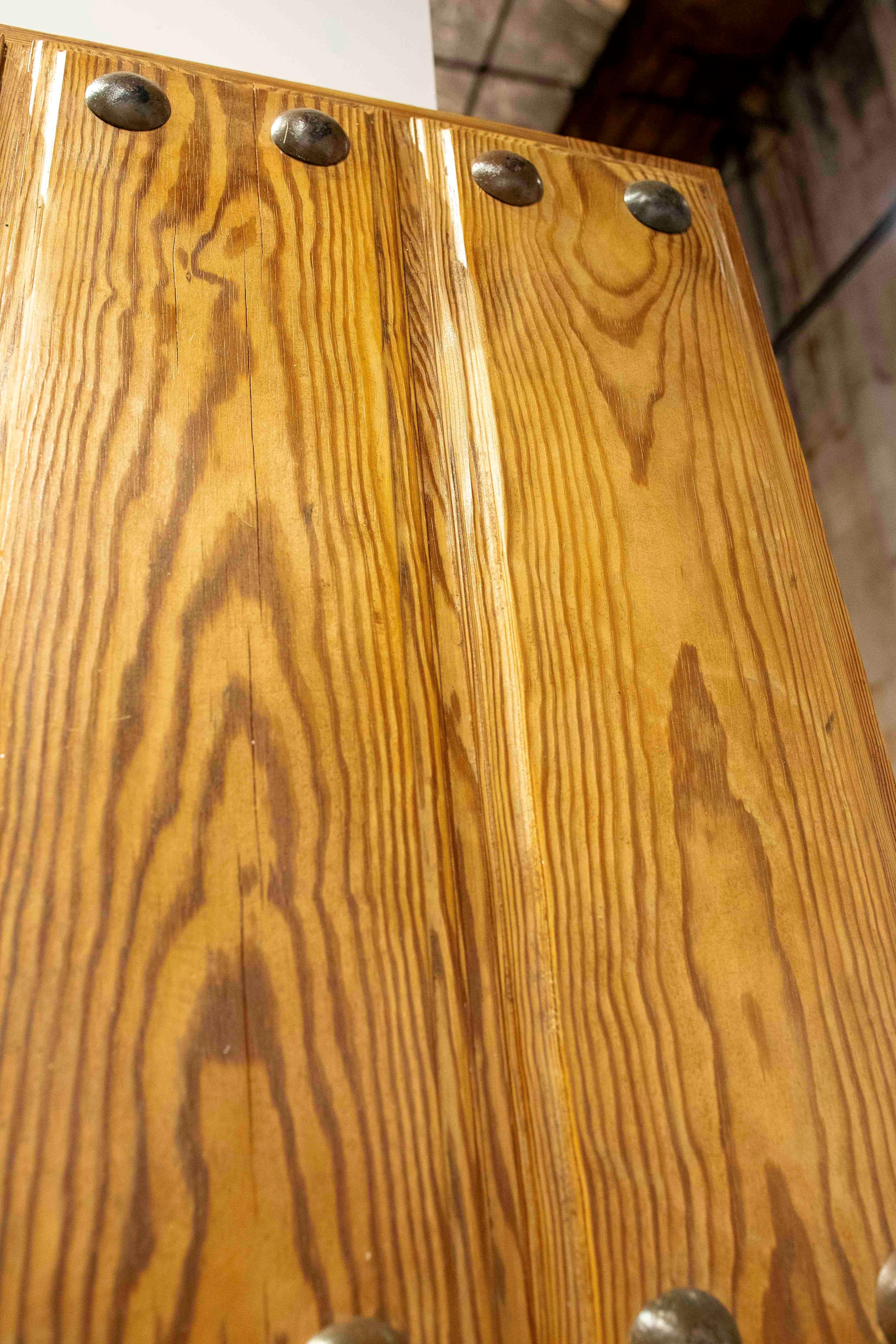 Porte doppie rustiche spagnole degli anni '50 in legno massiccio con accessori in ferro in vendita 2