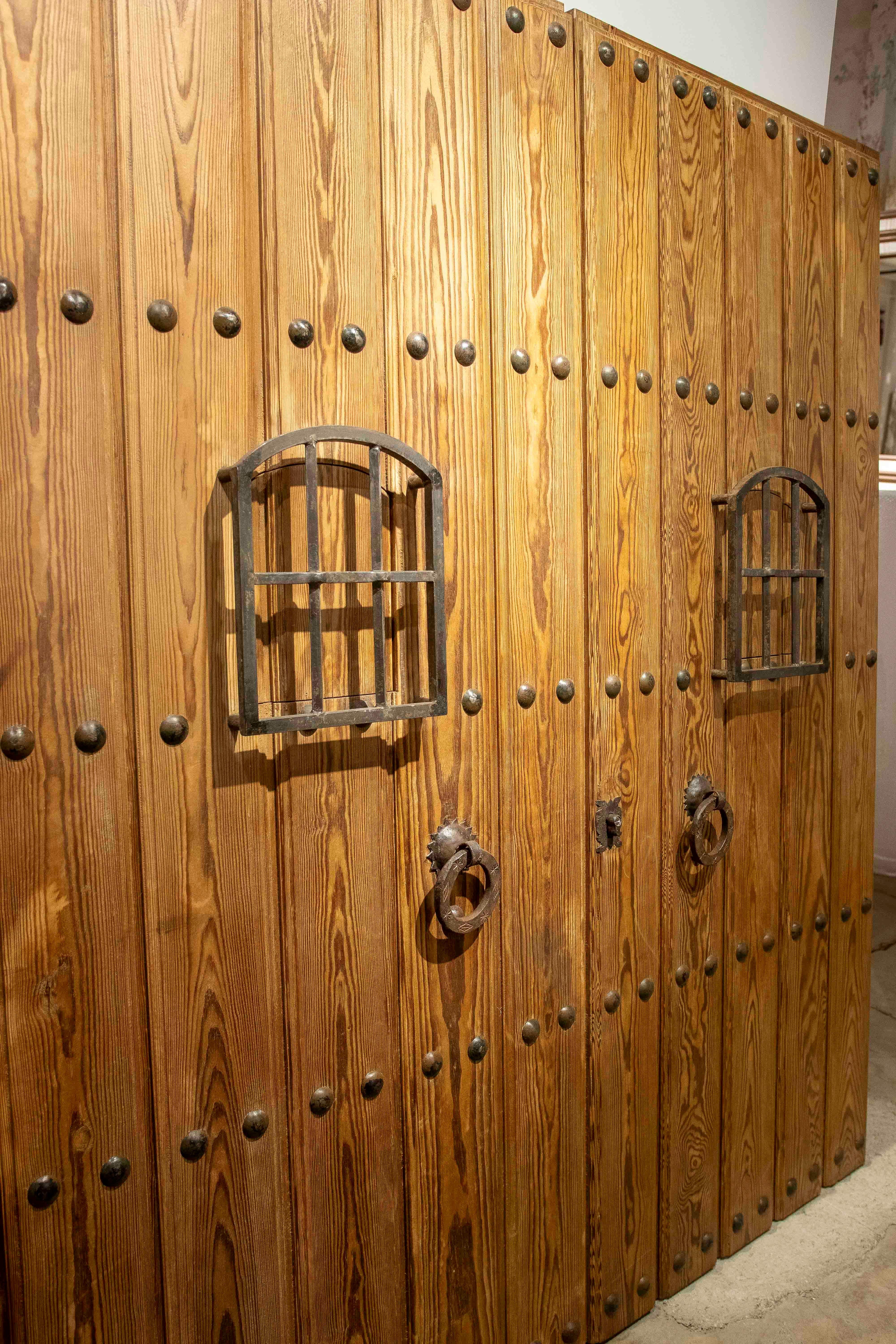 Porte doppie rustiche spagnole degli anni '50 in legno massiccio con accessori in ferro in vendita 3