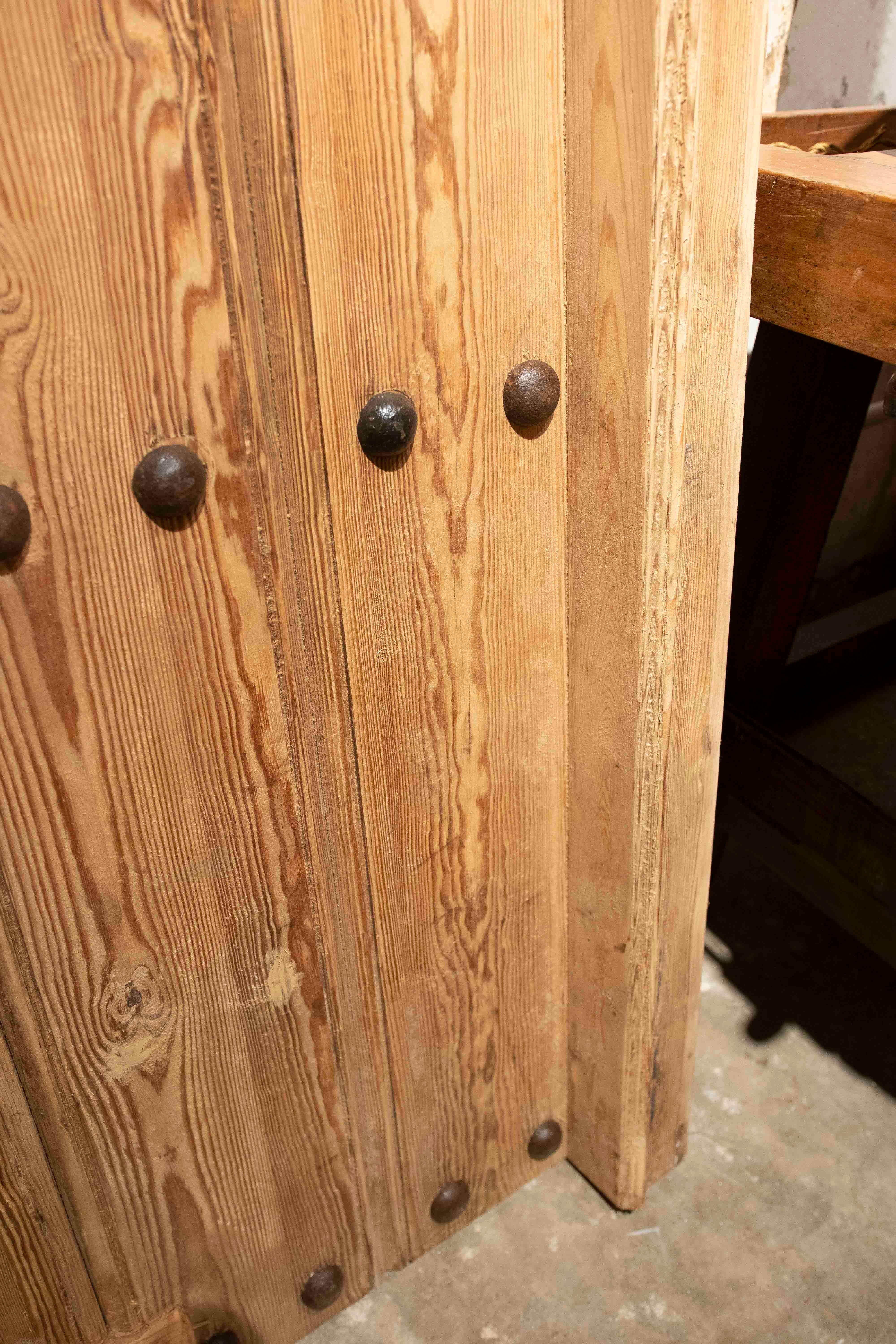 Puerta rústica española de madera de los años 50 con clavos forjados y reja central de hierro en venta 4