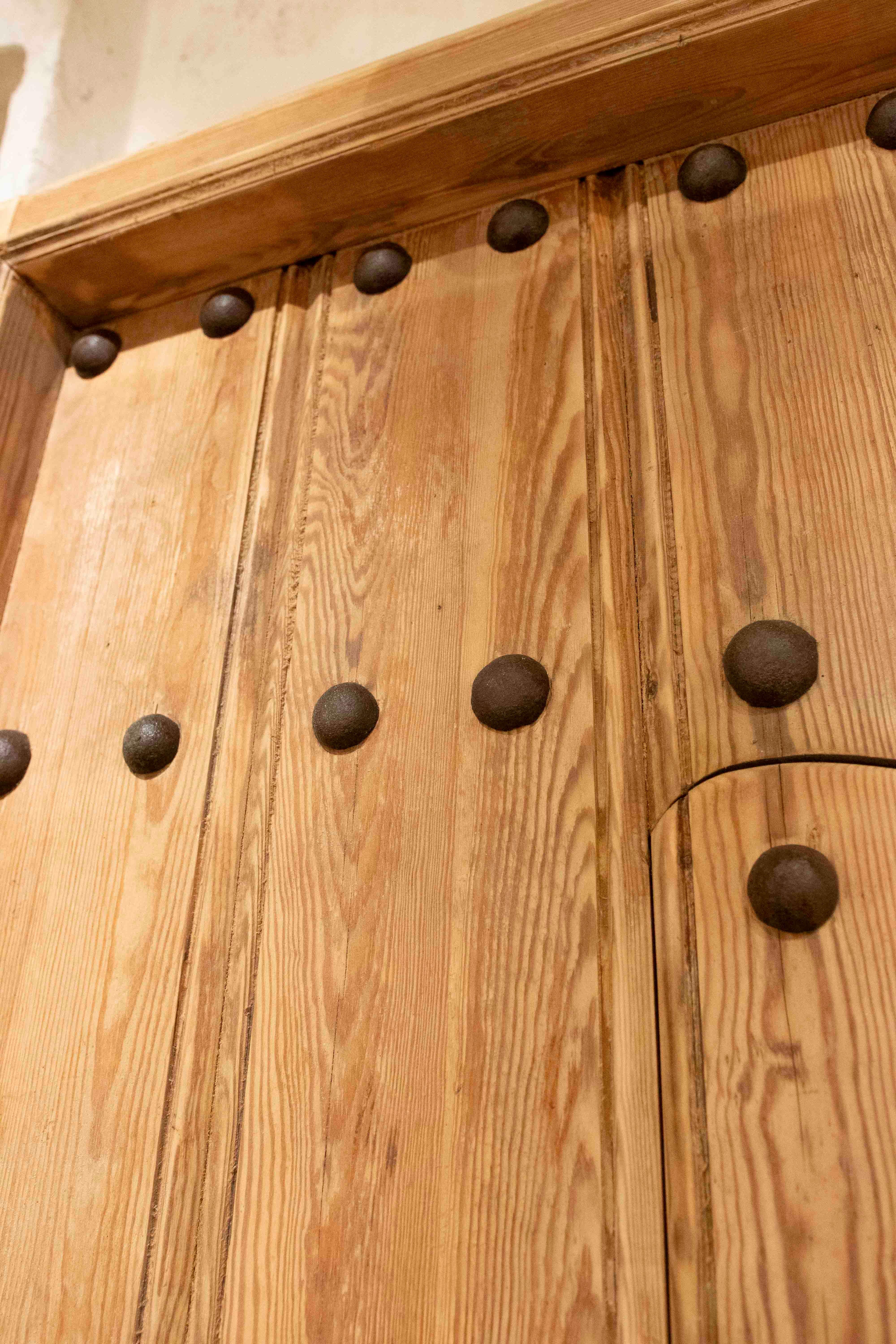 Puerta rústica española de madera de los años 50 con clavos forjados y reja central de hierro en venta 7