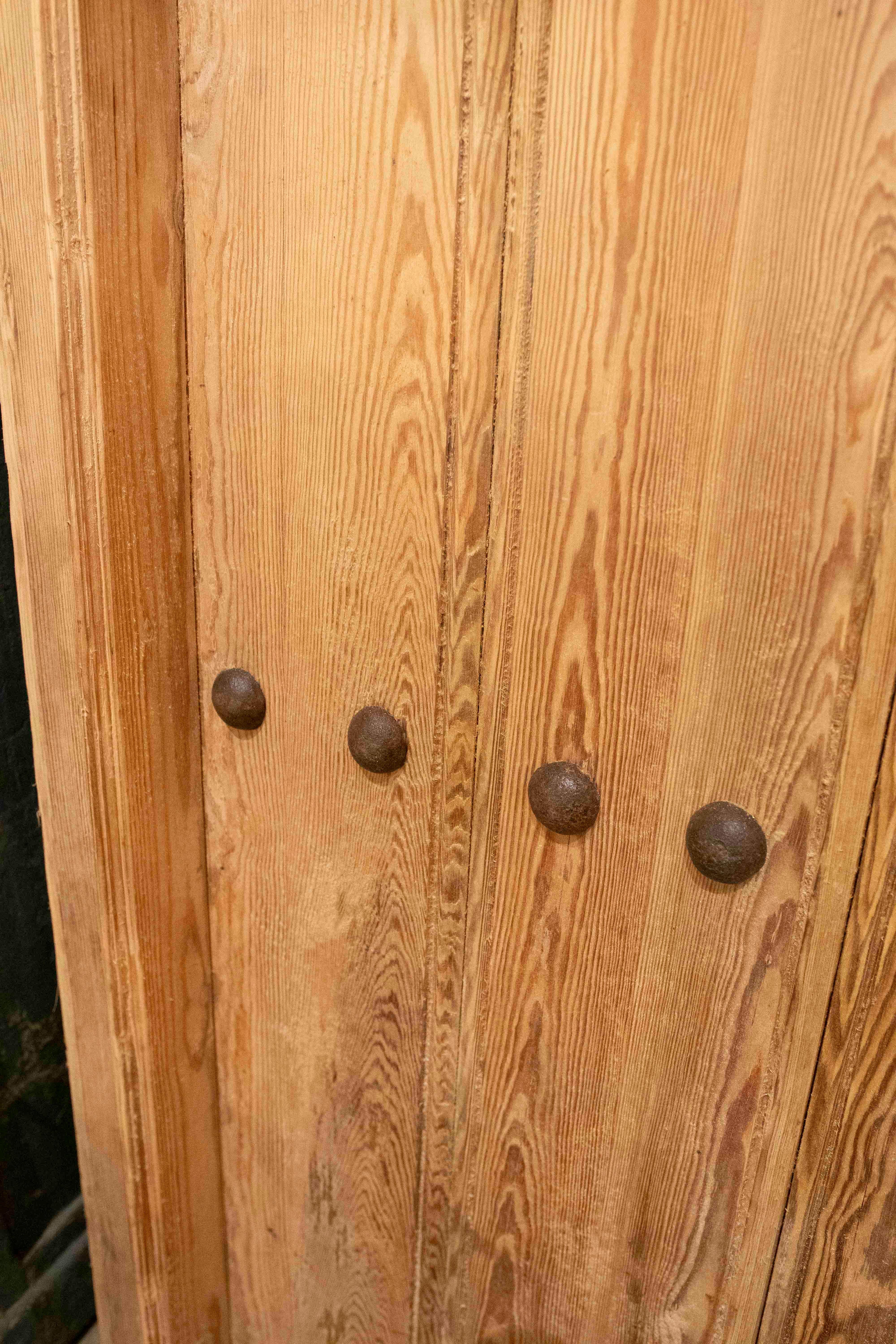 Puerta rústica española de madera de los años 50 con clavos forjados y reja central de hierro en venta 8