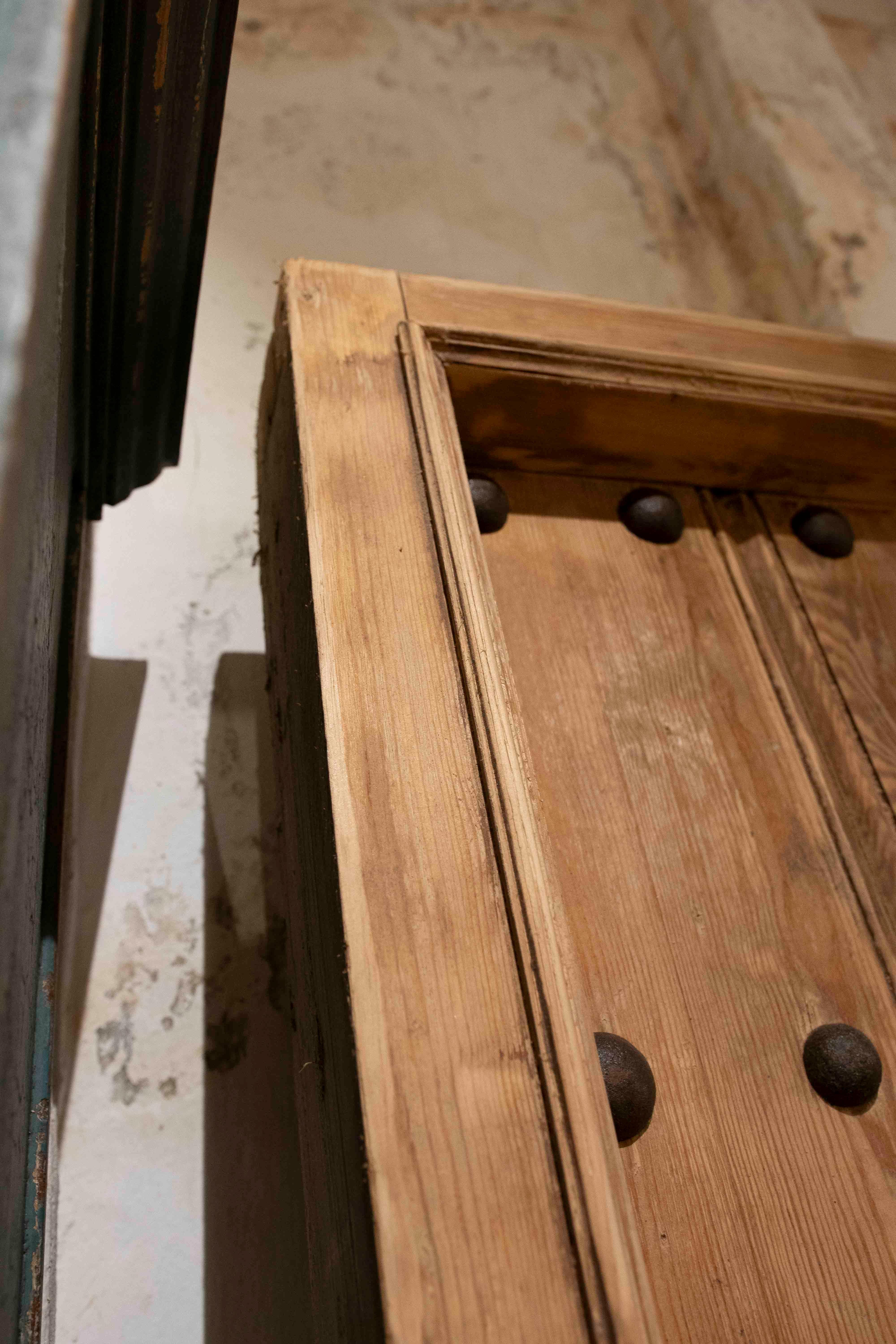 Puerta rústica española de madera de los años 50 con clavos forjados y reja central de hierro en venta 9