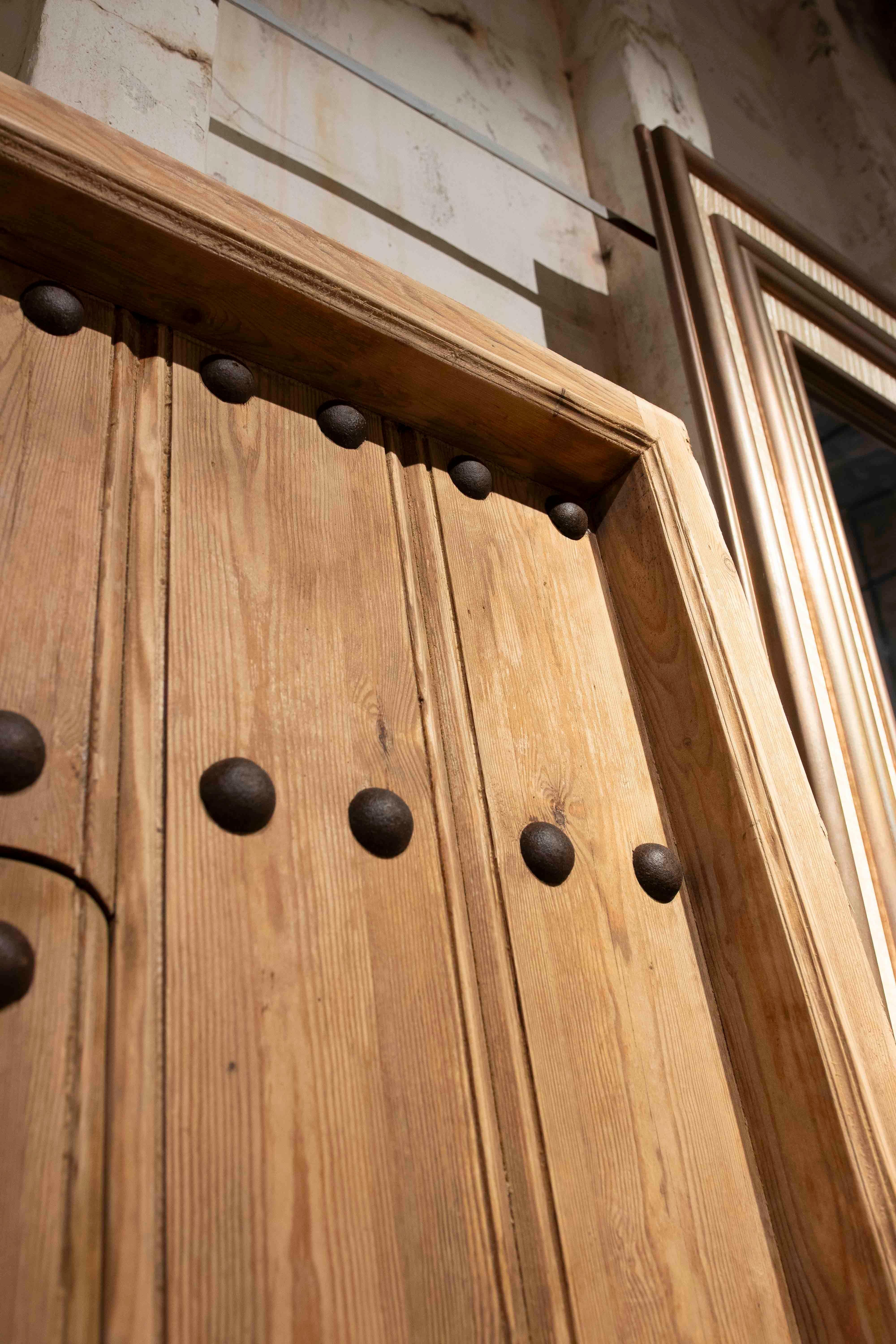 Puerta rústica española de madera de los años 50 con clavos forjados y reja central de hierro en Bueno estado para la venta en Marbella, ES