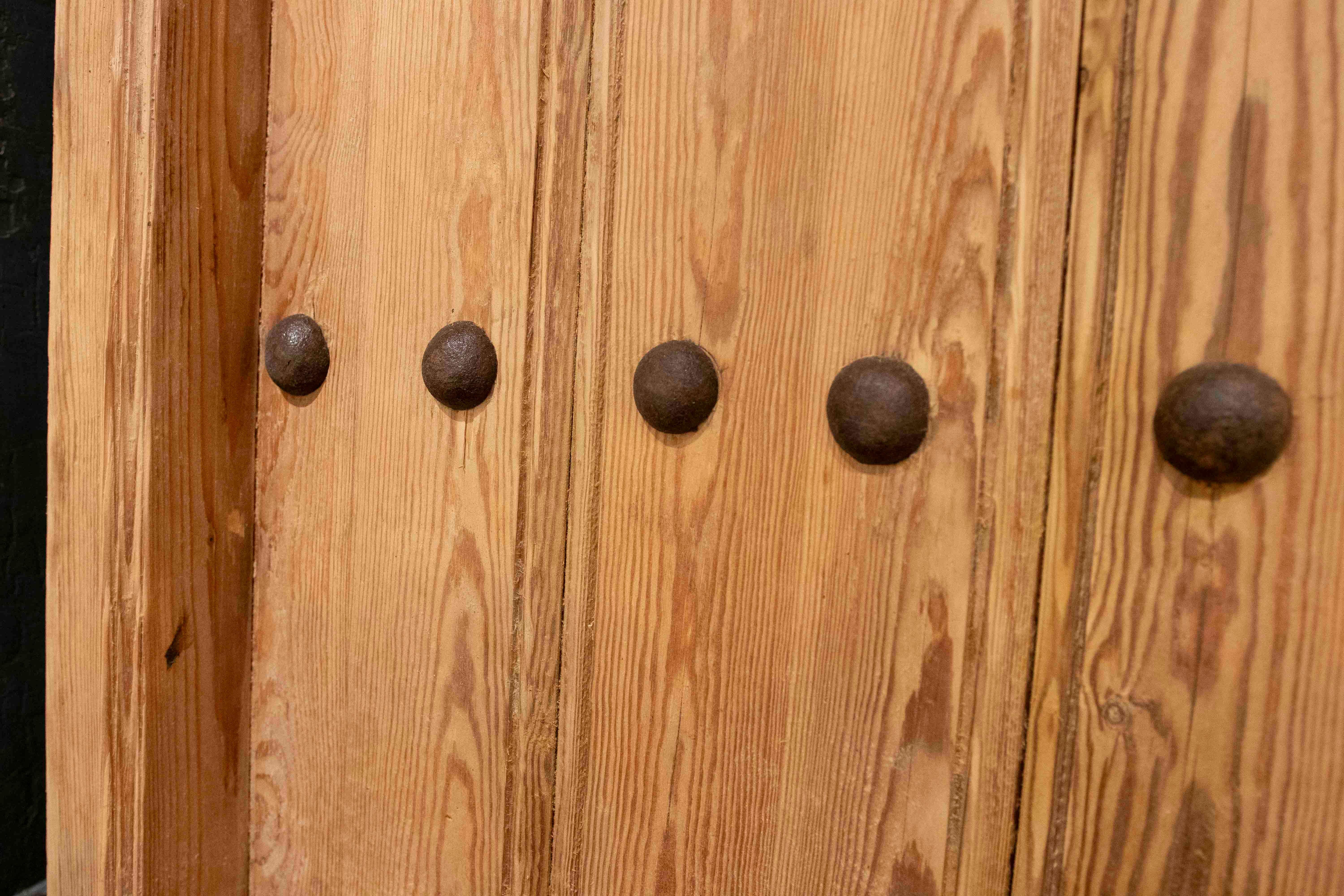 Puerta rústica española de madera de los años 50 con clavos forjados y reja central de hierro en venta 1