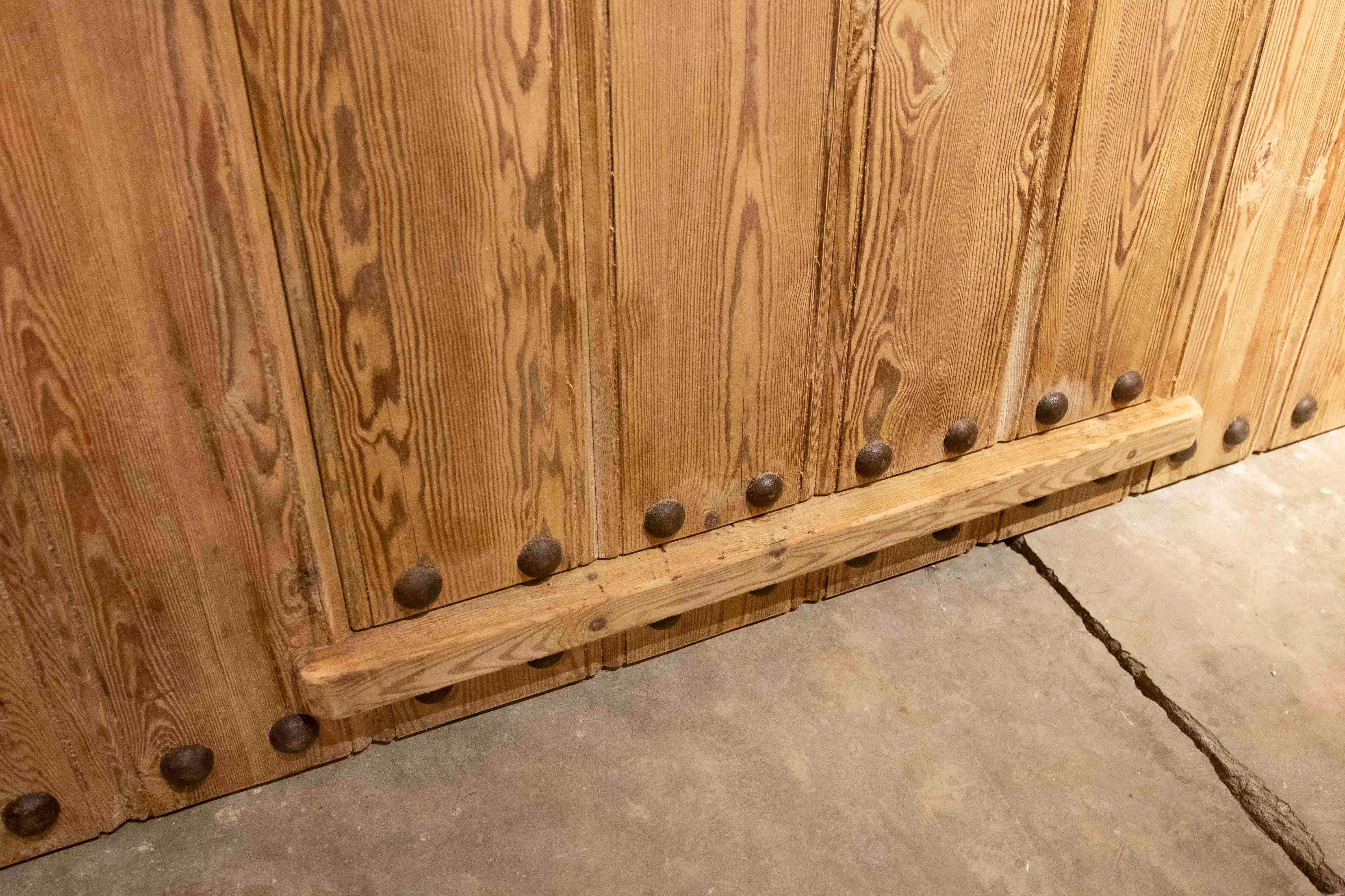 Puerta rústica española de madera de los años 50 con clavos forjados y reja central de hierro en venta 2