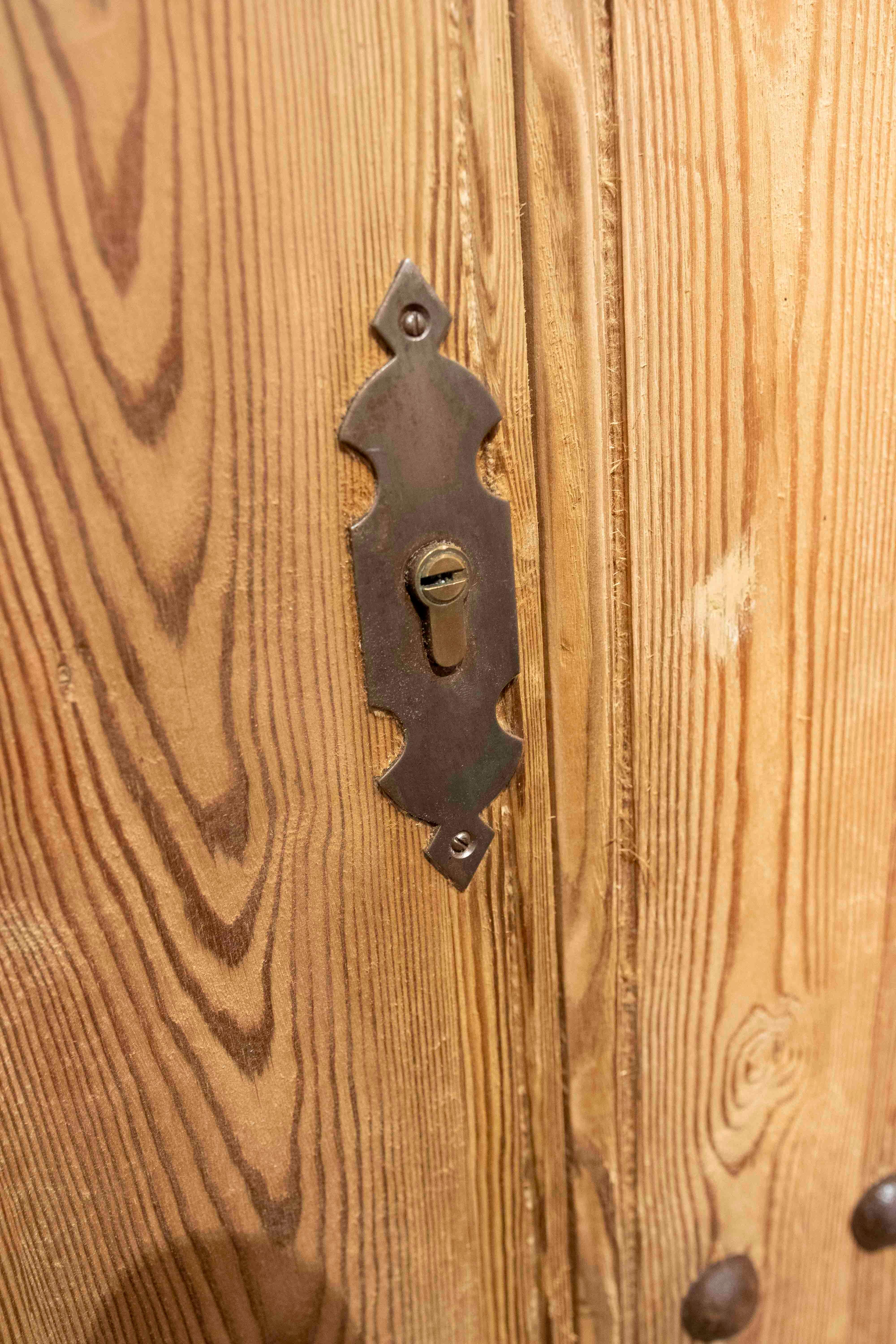 Puerta rústica española de madera de los años 50 con clavos forjados y reja central de hierro en venta 3