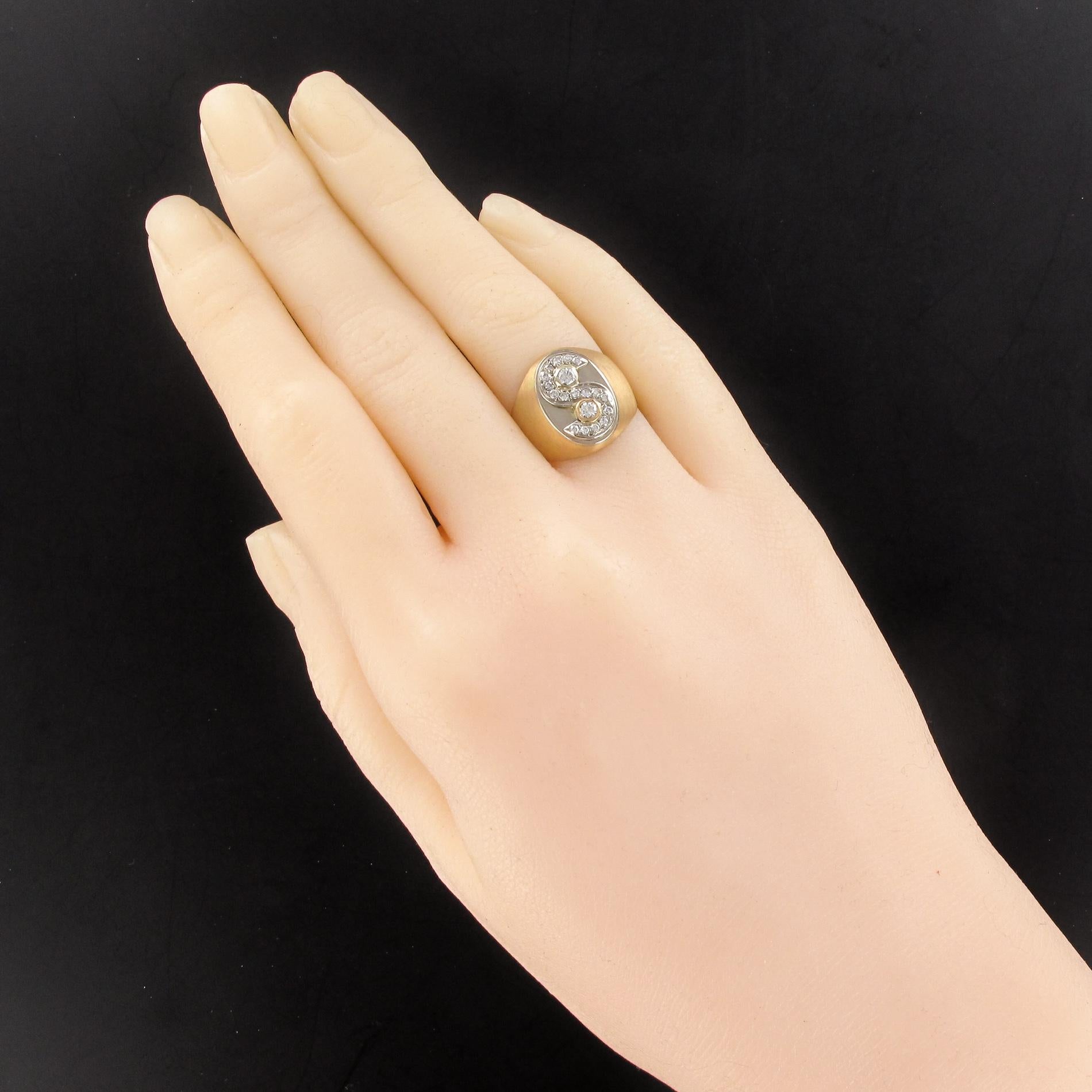 Ring in 18 karats yellow gold.
Lovely signet ring, the frame is made of brushed gold. It is set with applied on its tray of the initial S entirely set with 17 diamonds. 2 larger diamonds are closed set between the loops of the S.
Weight of 2 main