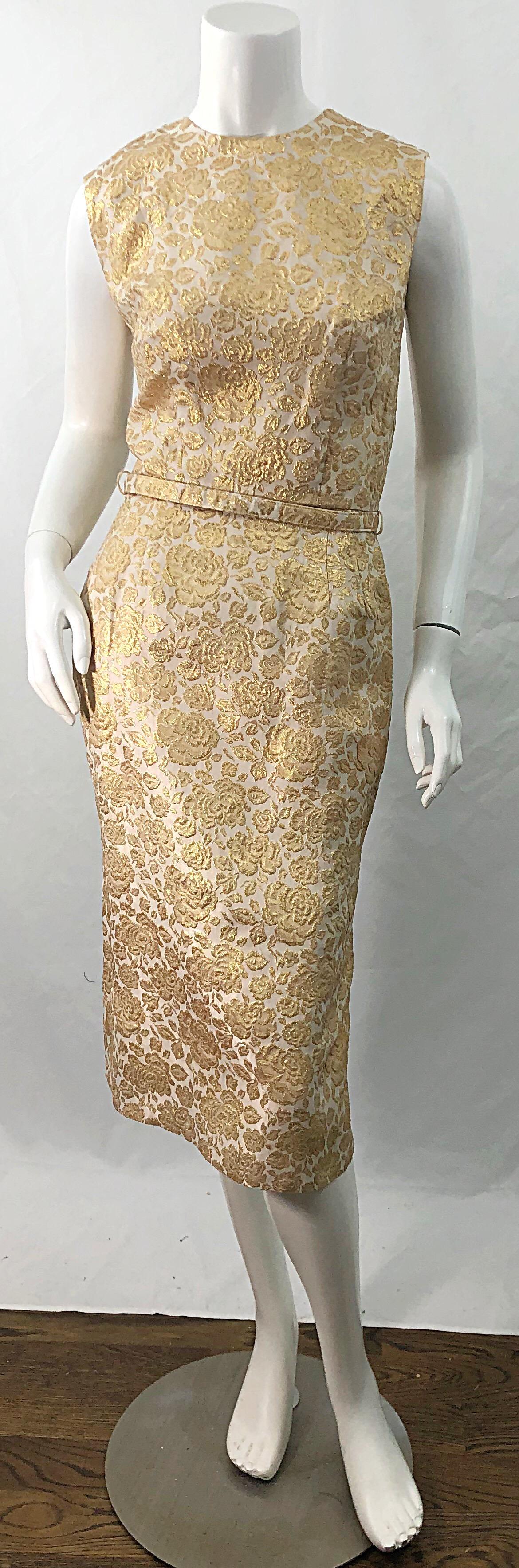 Magnifique robe fourreau sans manches ceinturée en brocart de soie dorée SA'BETT of CALIFORNIA 1950 ! Le luxueux tissu de brocart de soie offre juste ce qu'il faut de scintillement. Ceinture détachable. Fermeture à glissière en métal sur toute la