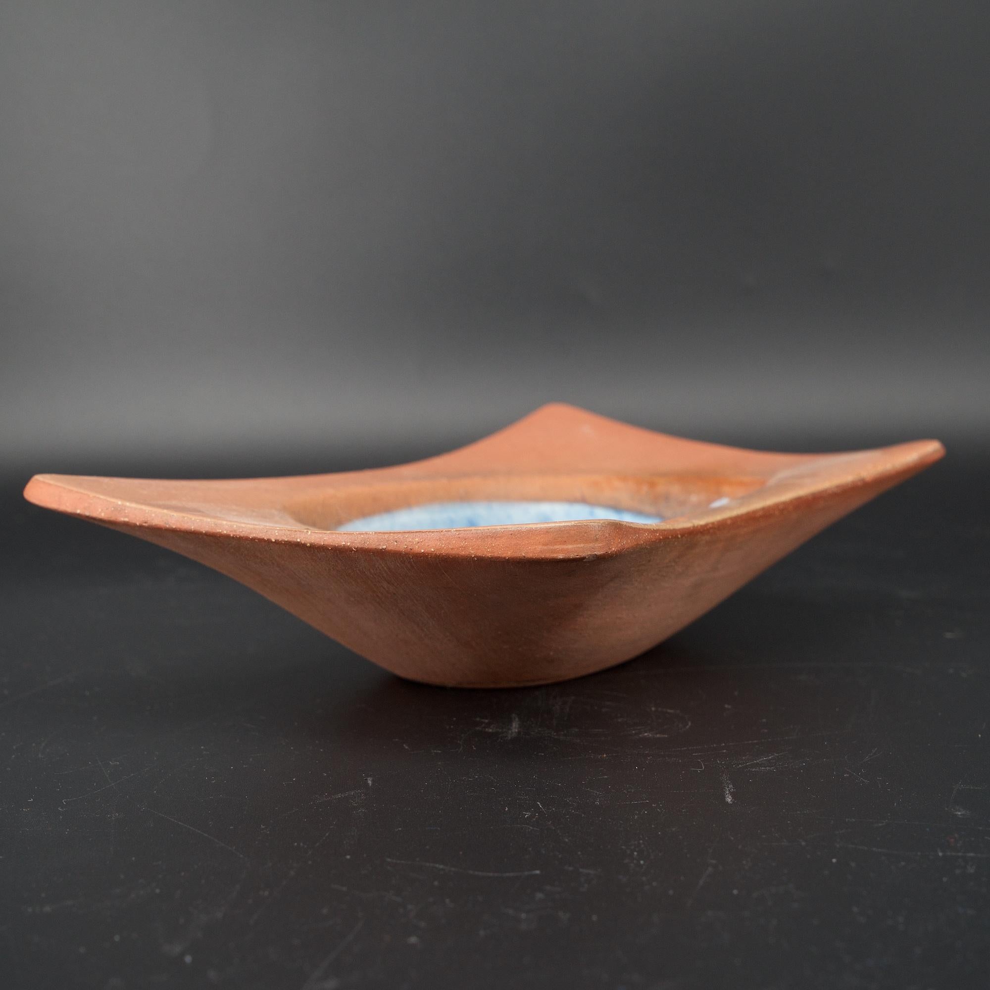 Metà XX secolo Ciotola per pesce a vela del 1950 di Herb Cohen Studio Pottery Piatto del Medioevo Atomico in vendita