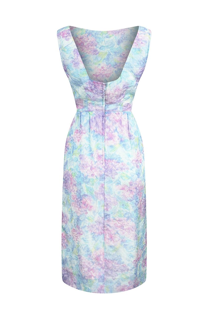 Cette jolie robe à perruque des années 1950 aux tons pastel est étiquetée Saks Fifth Avenue et est en merveilleux état vintage. Cette pièce est magnifiquement coupée pour convenir à une silhouette en forme de sablier, avec un corsage ajusté et un
